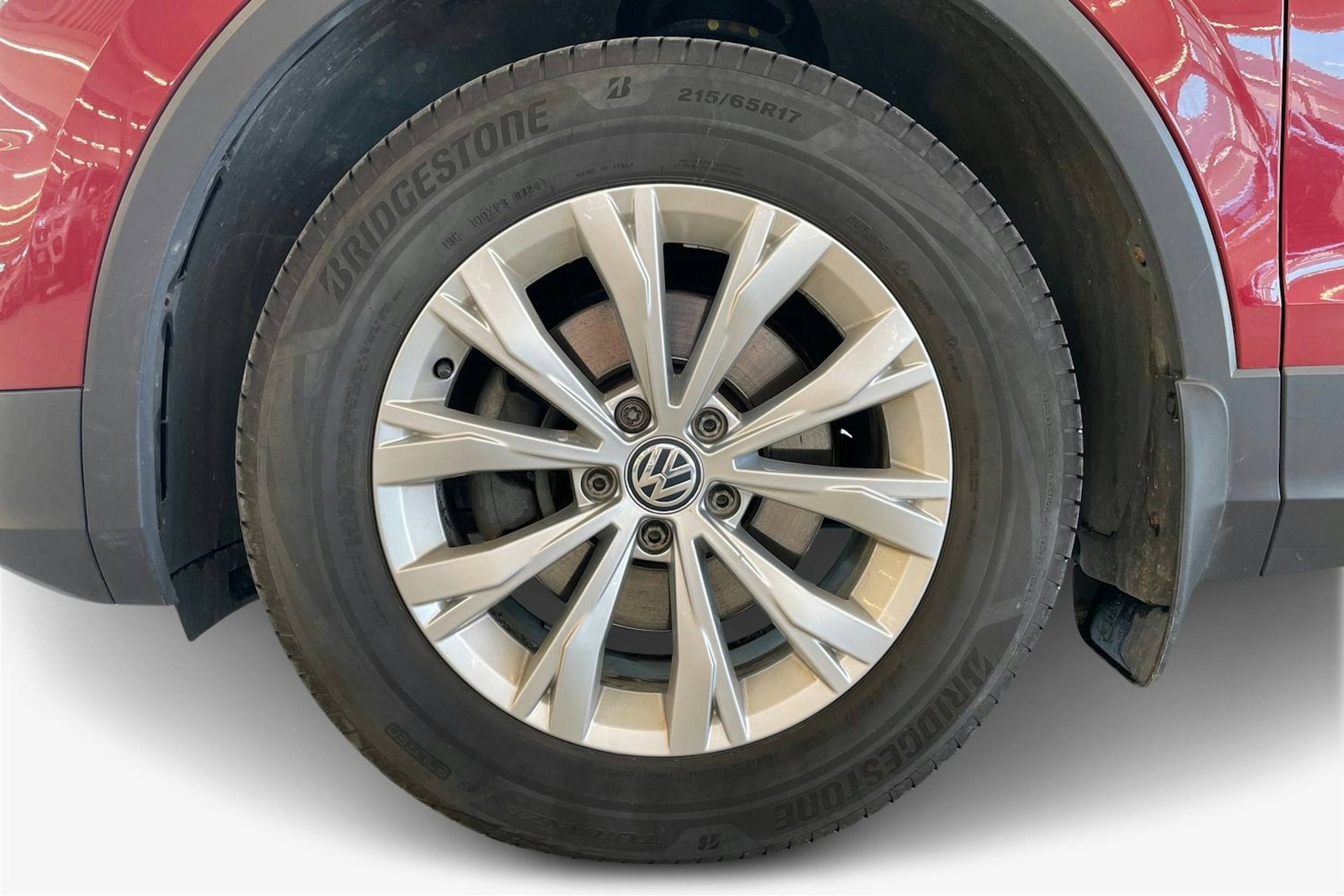 Punainen Volkswagen Tiguan 2018 kuva 11.
