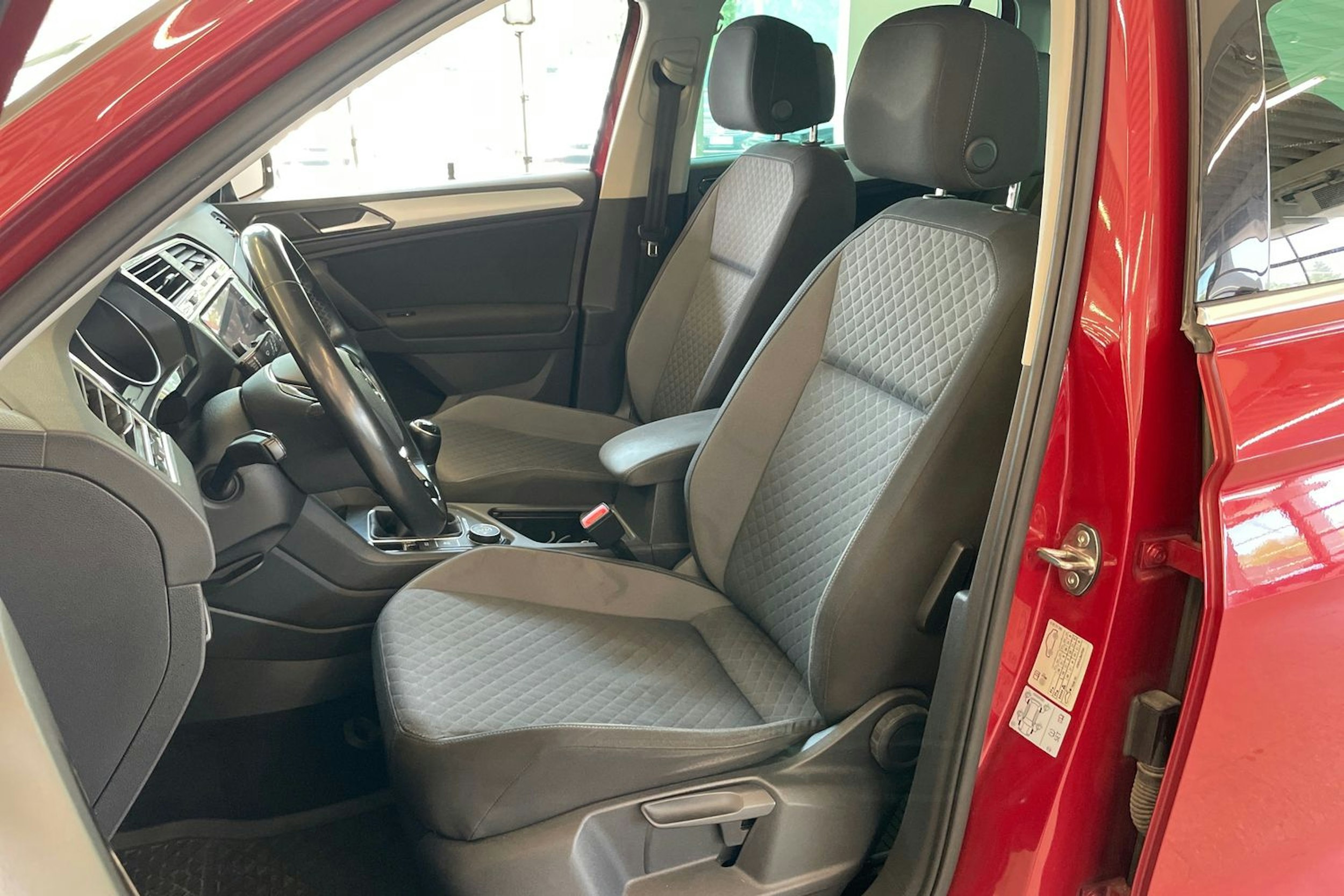 Punainen Volkswagen Tiguan 2018 kuva 24.