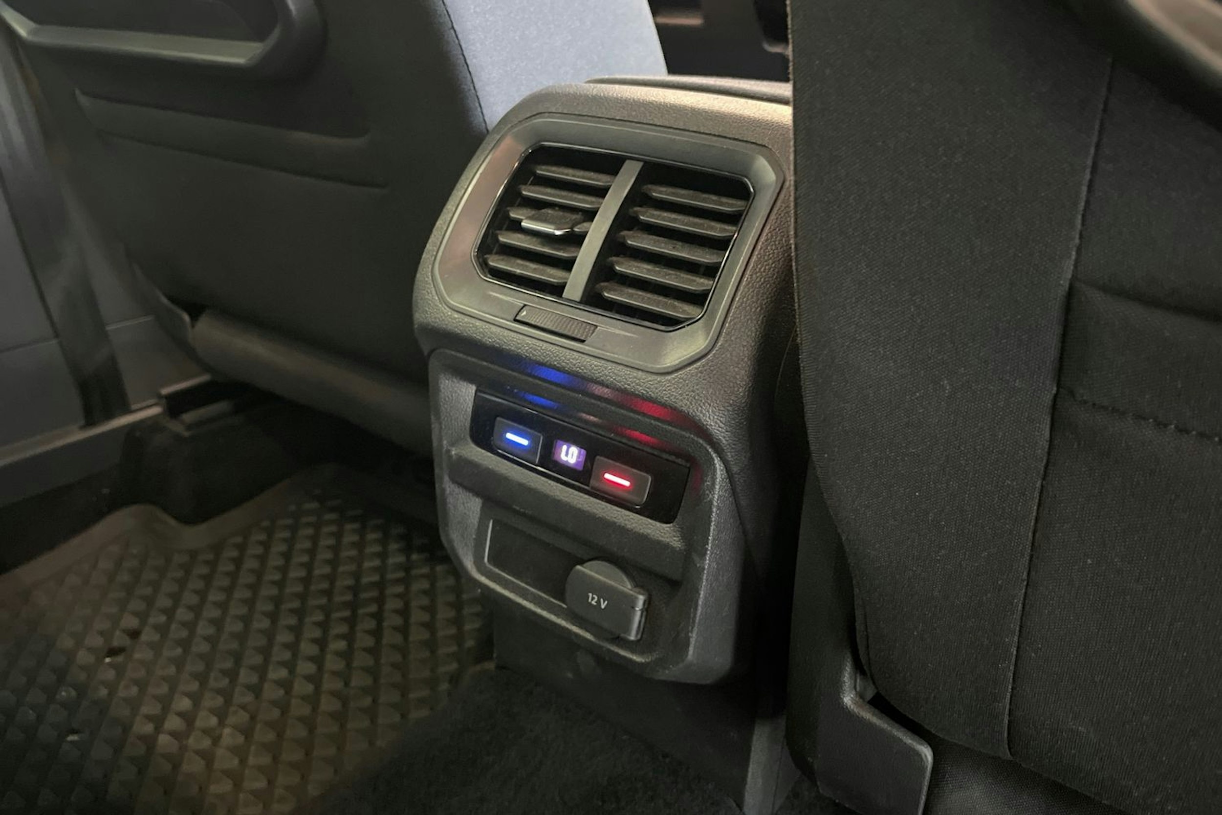Punainen Volkswagen Tiguan 2018 kuva 26.
