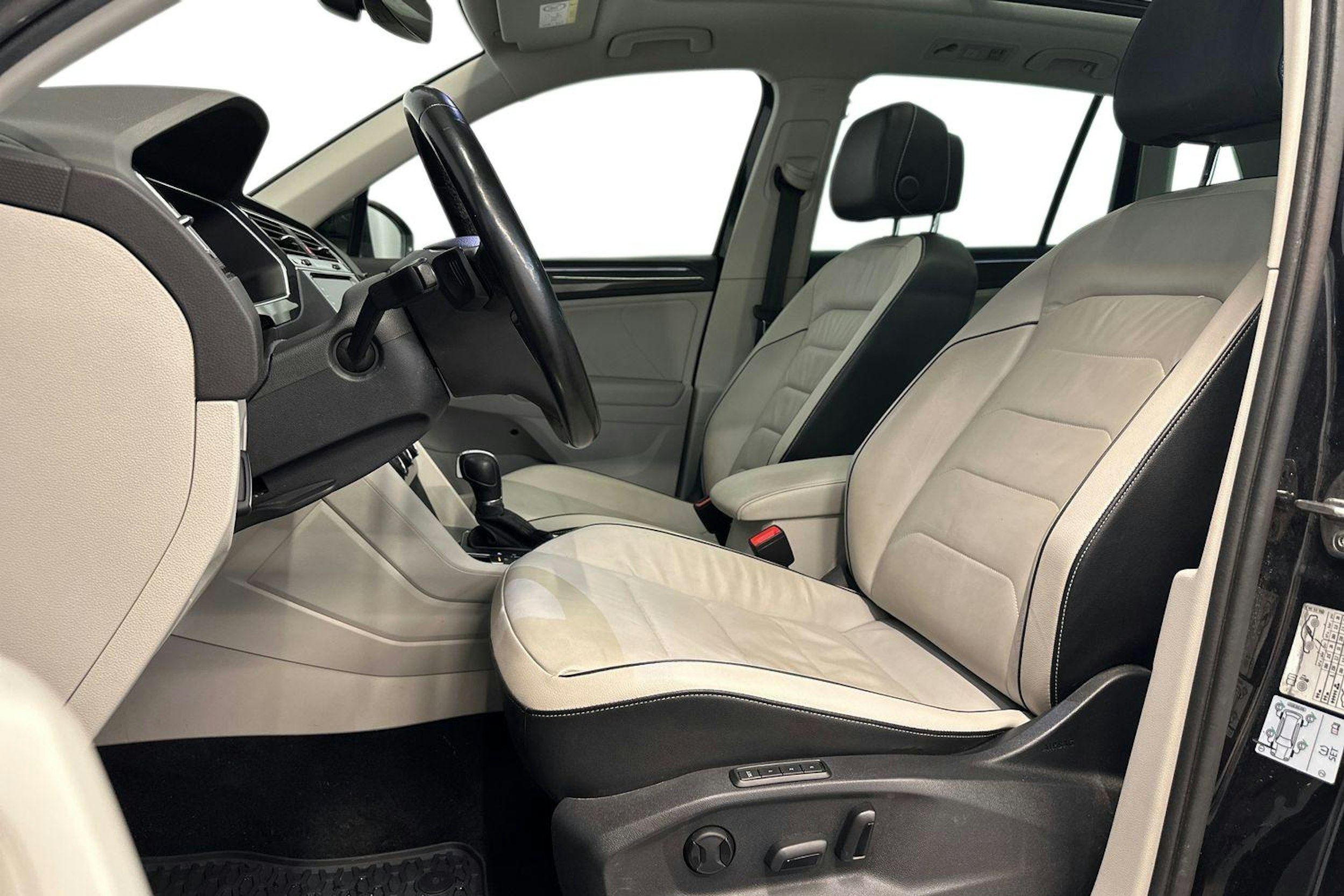 musta Volkswagen Tiguan 2018 kuva 11.