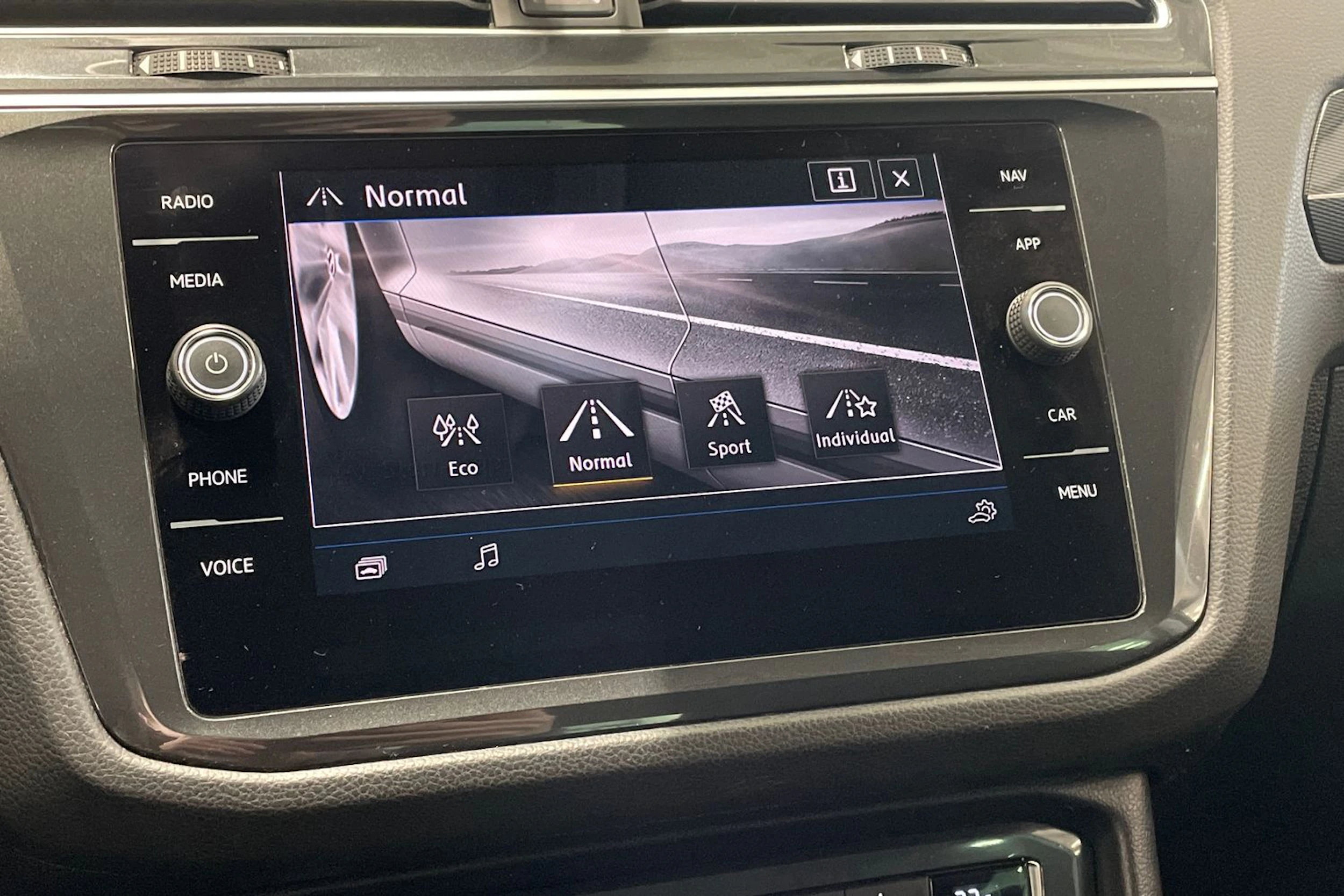 musta Volkswagen Tiguan 2018 kuva 21.