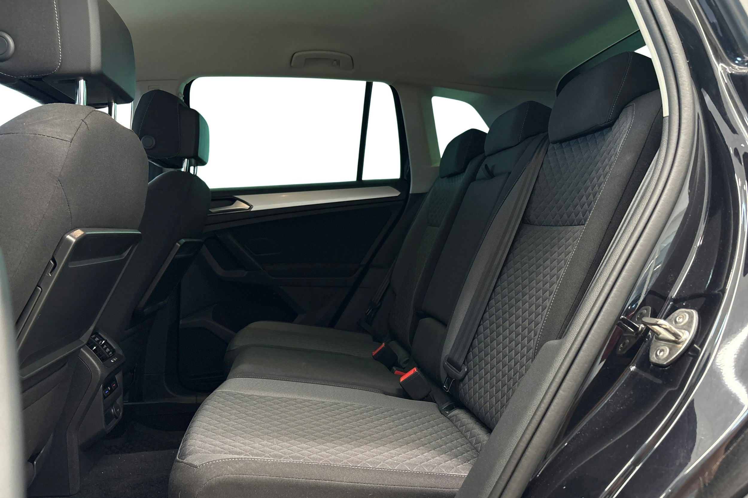 Musta Volkswagen Tiguan 2018 kuva 10.