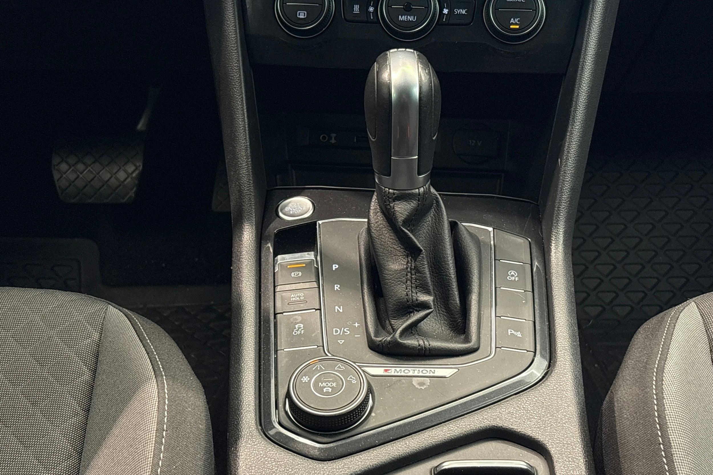 Musta Volkswagen Tiguan 2018 kuva 15.