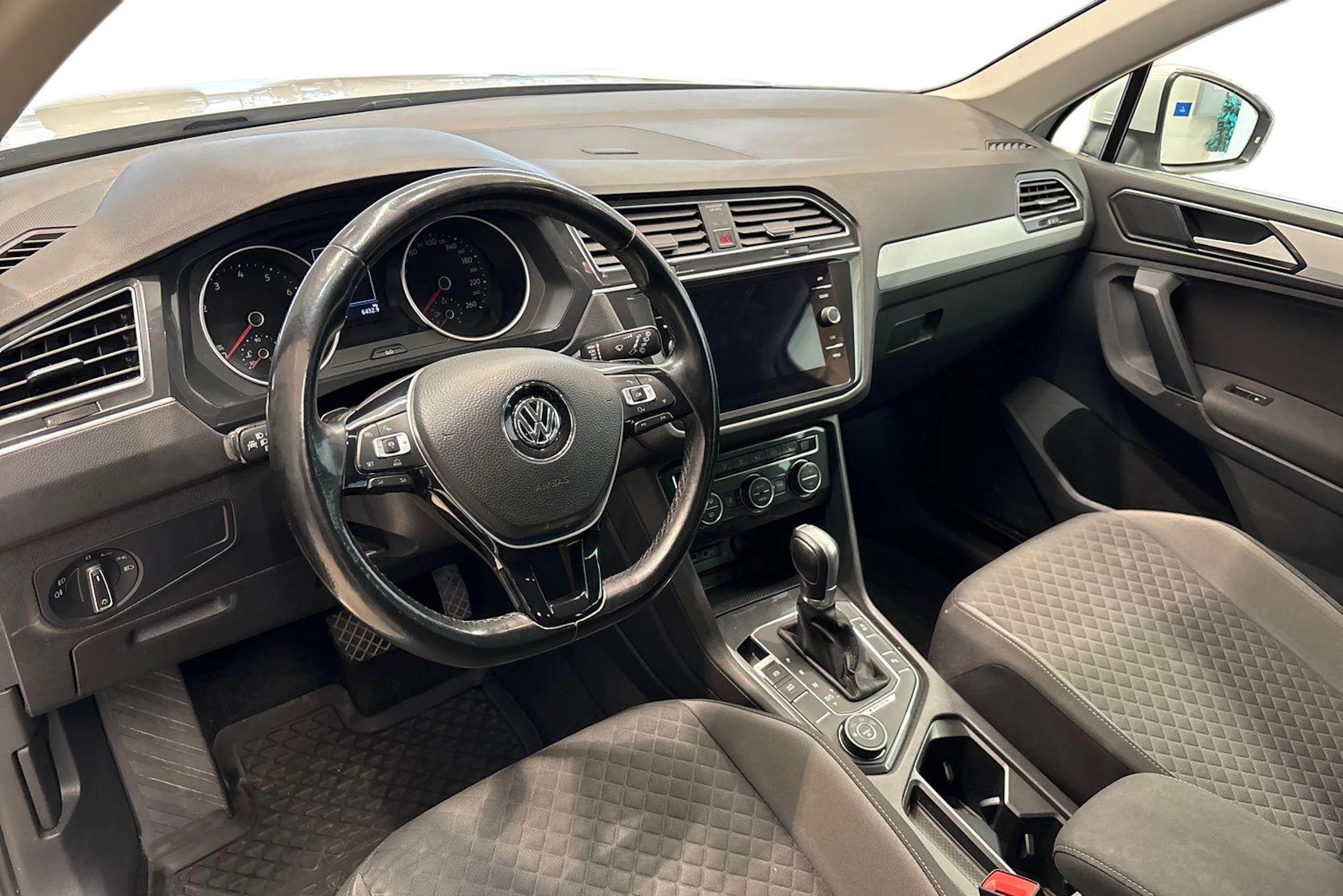 valkoinen Volkswagen Tiguan 2018 kuva 6.