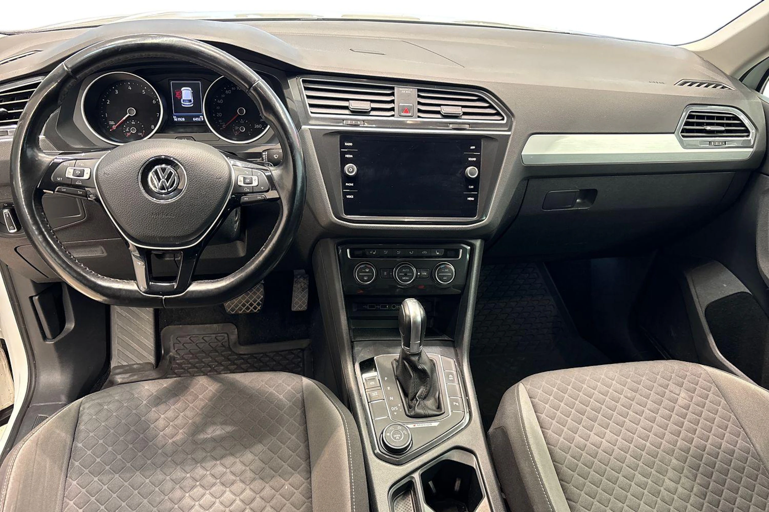 valkoinen Volkswagen Tiguan 2018 kuva 7.