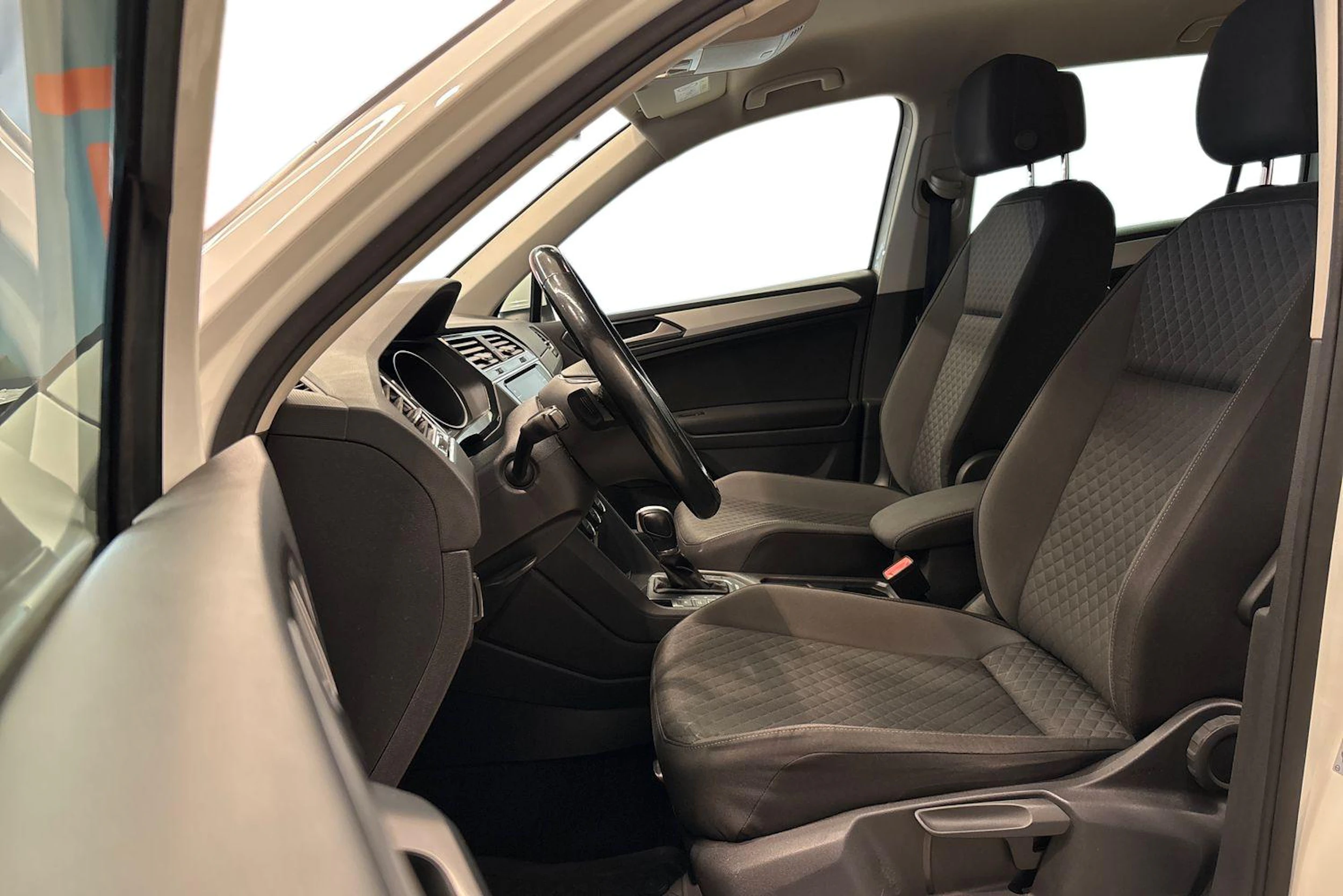 valkoinen Volkswagen Tiguan 2018 kuva 8.