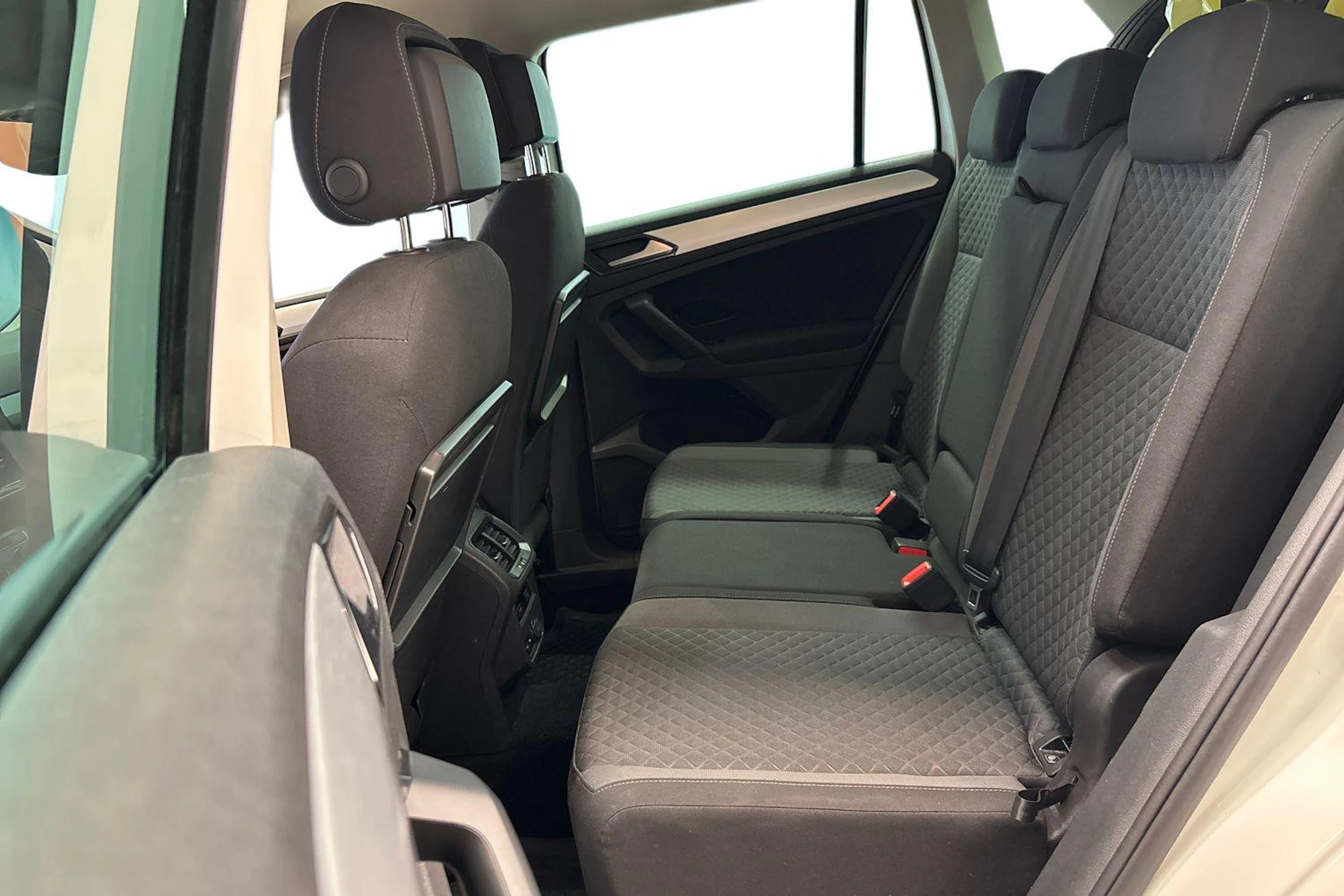 valkoinen Volkswagen Tiguan 2018 kuva 9.
