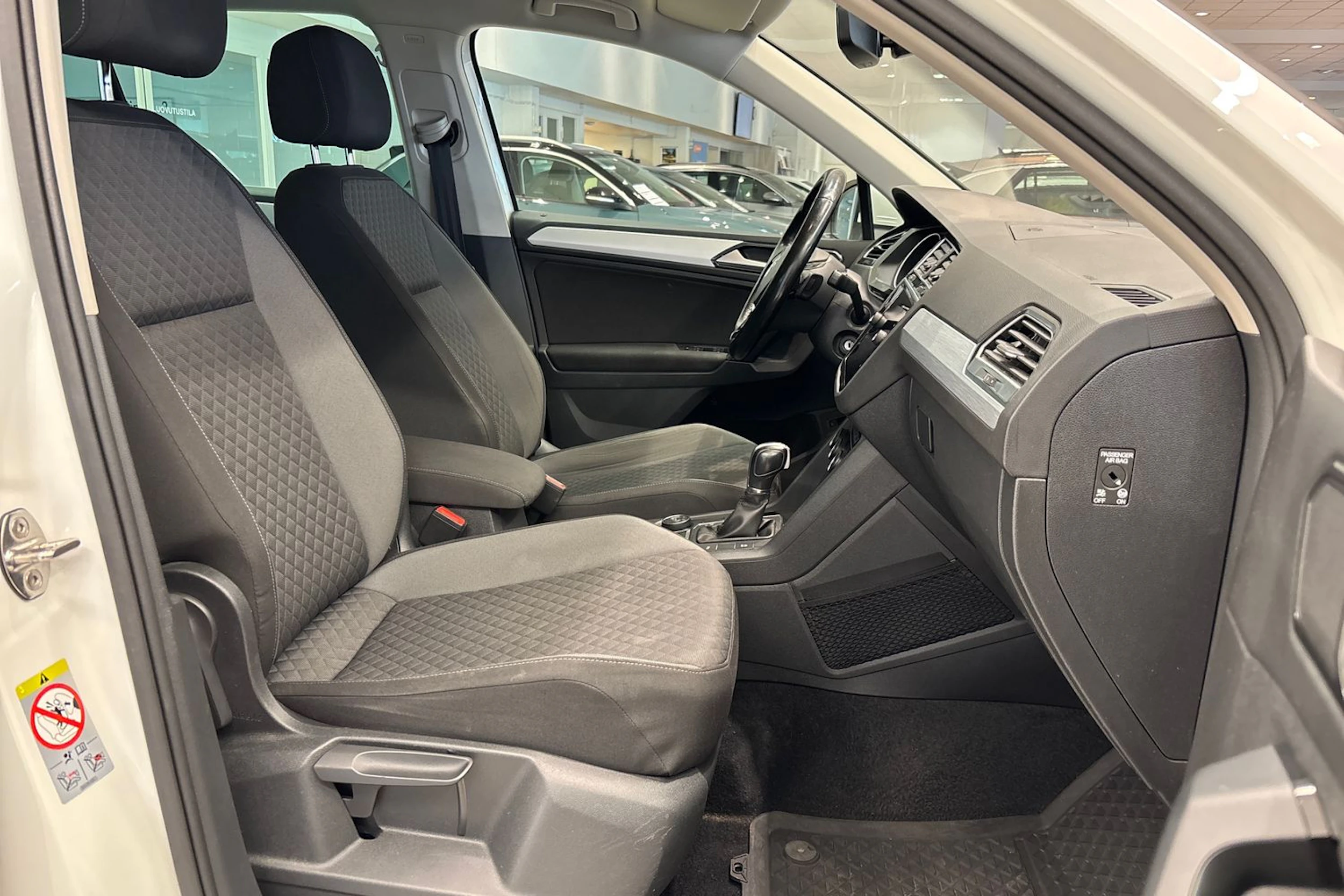 valkoinen Volkswagen Tiguan 2018 kuva 10.