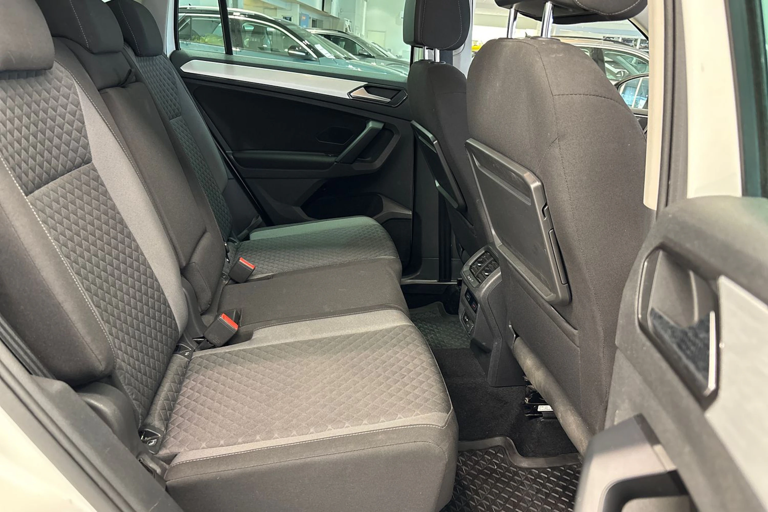 valkoinen Volkswagen Tiguan 2018 kuva 11.