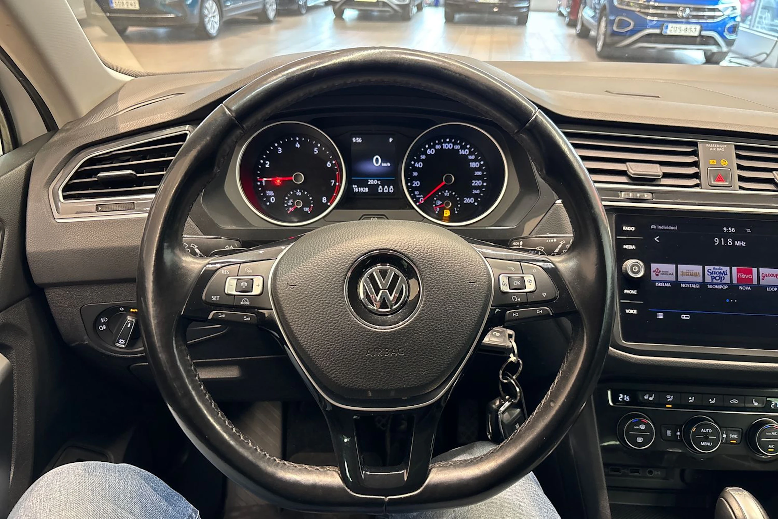valkoinen Volkswagen Tiguan 2018 kuva 12.