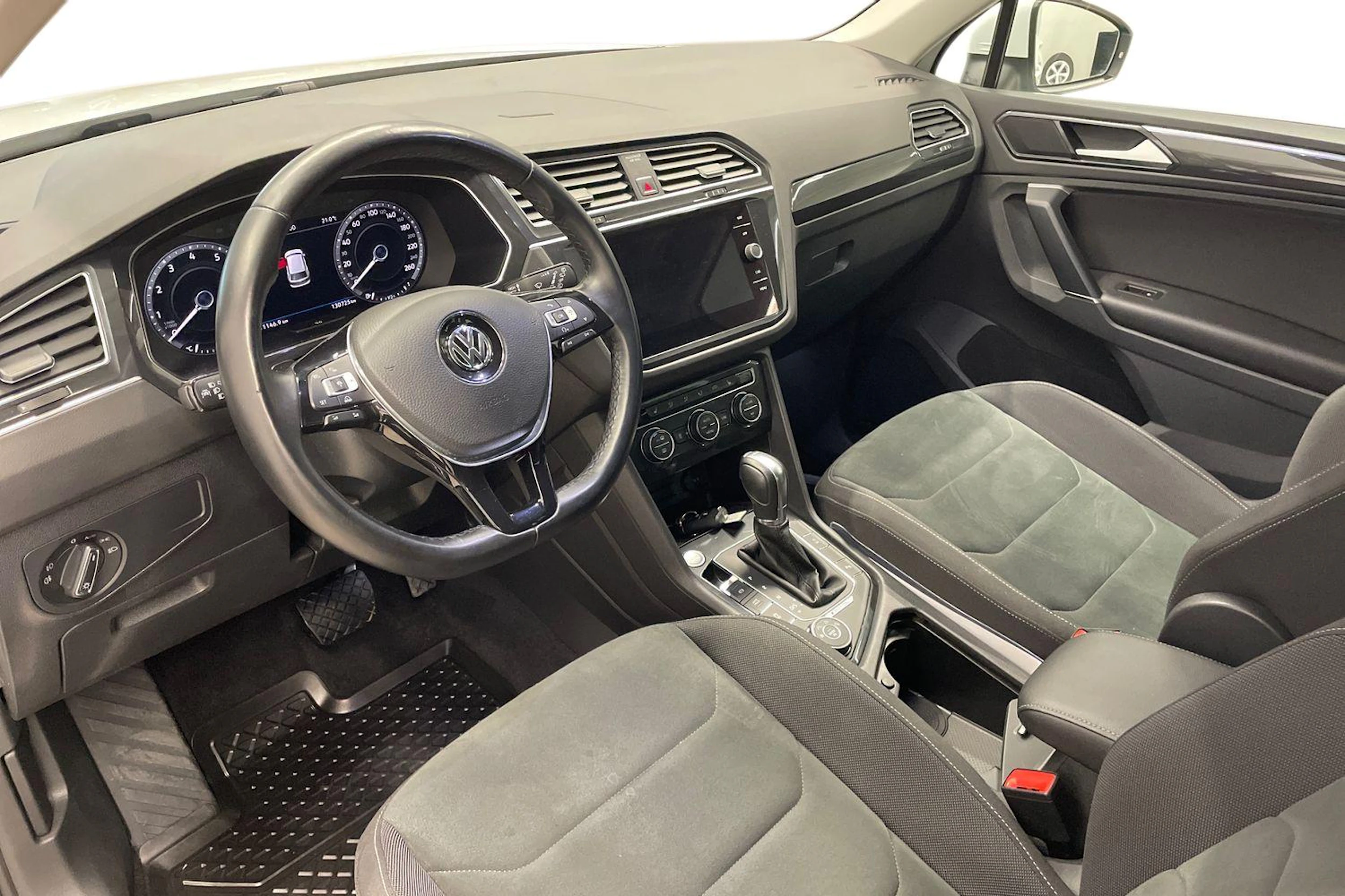 Valkoinen Volkswagen Tiguan 2018 kuva 6.