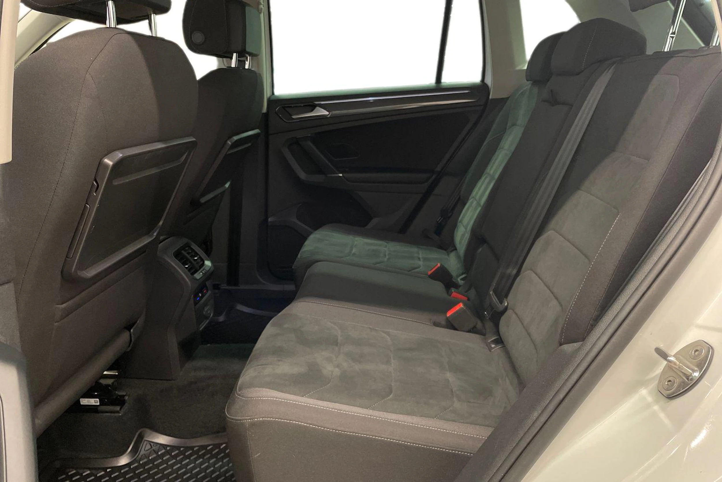 Valkoinen Volkswagen Tiguan 2018 kuva 8.