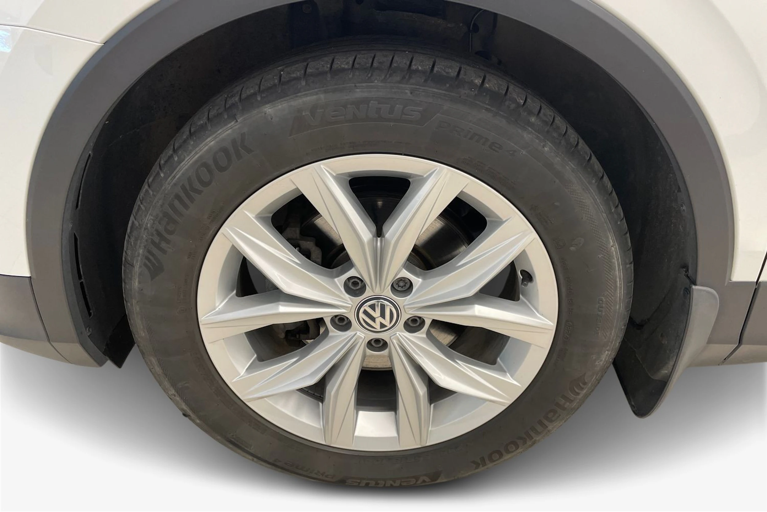 Valkoinen Volkswagen Tiguan 2018 kuva 9.