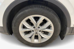 Valkoinen Volkswagen Tiguan 2018 kuva 9.