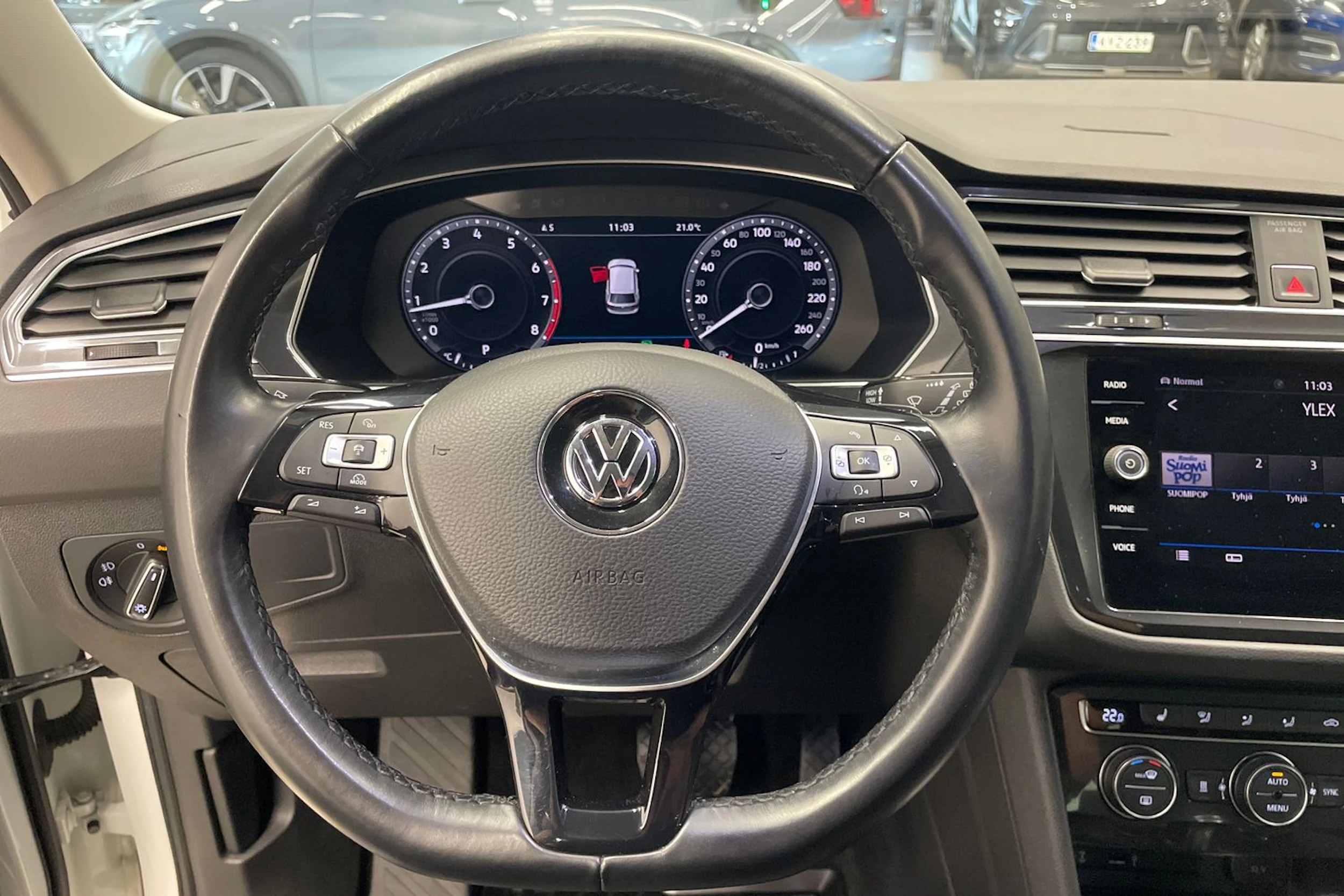 Valkoinen Volkswagen Tiguan 2018 kuva 11.