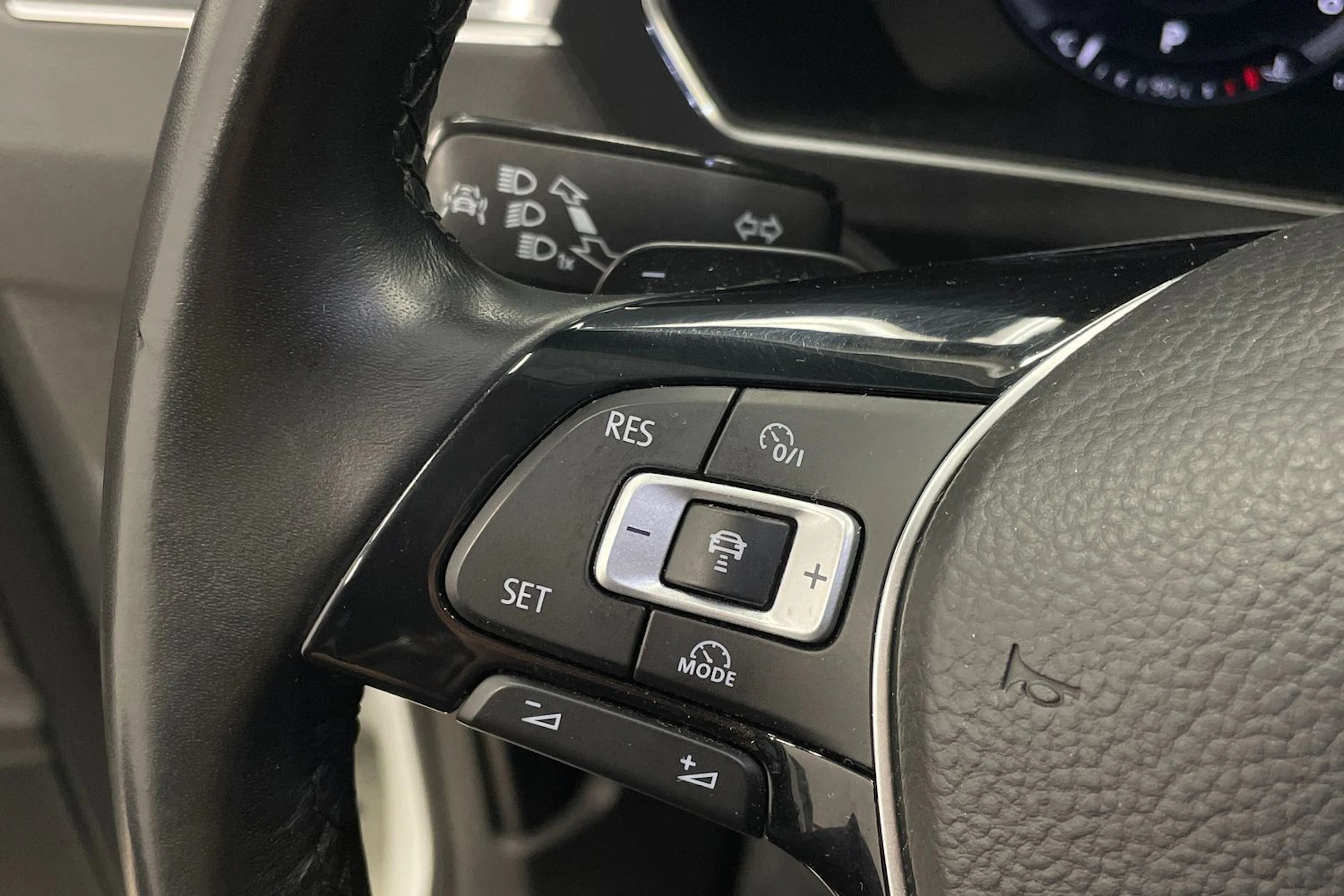 Valkoinen Volkswagen Tiguan 2018 kuva 12.