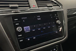 Valkoinen Volkswagen Tiguan 2018 kuva 15.