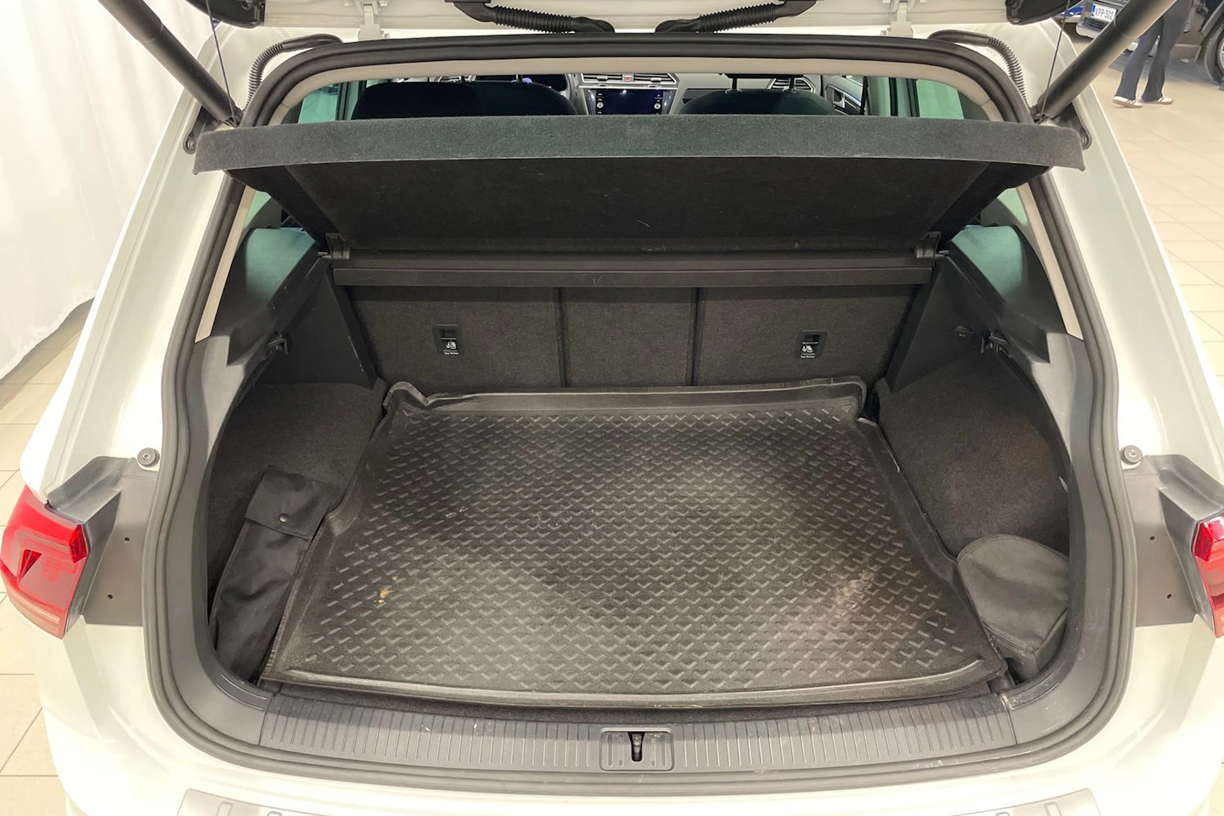 Valkoinen Volkswagen Tiguan 2018 kuva 24.