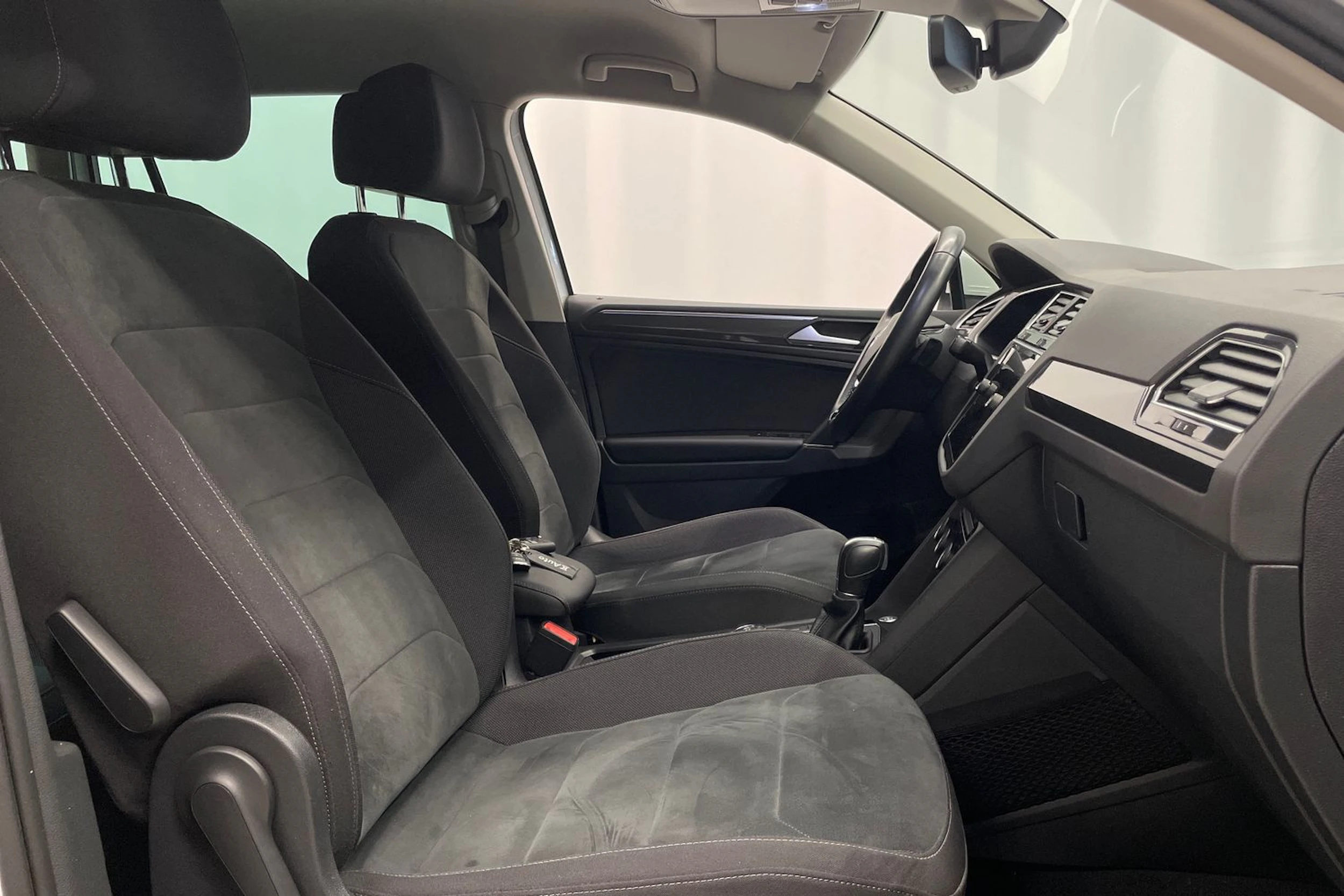 Valkoinen Volkswagen Tiguan 2018 kuva 28.