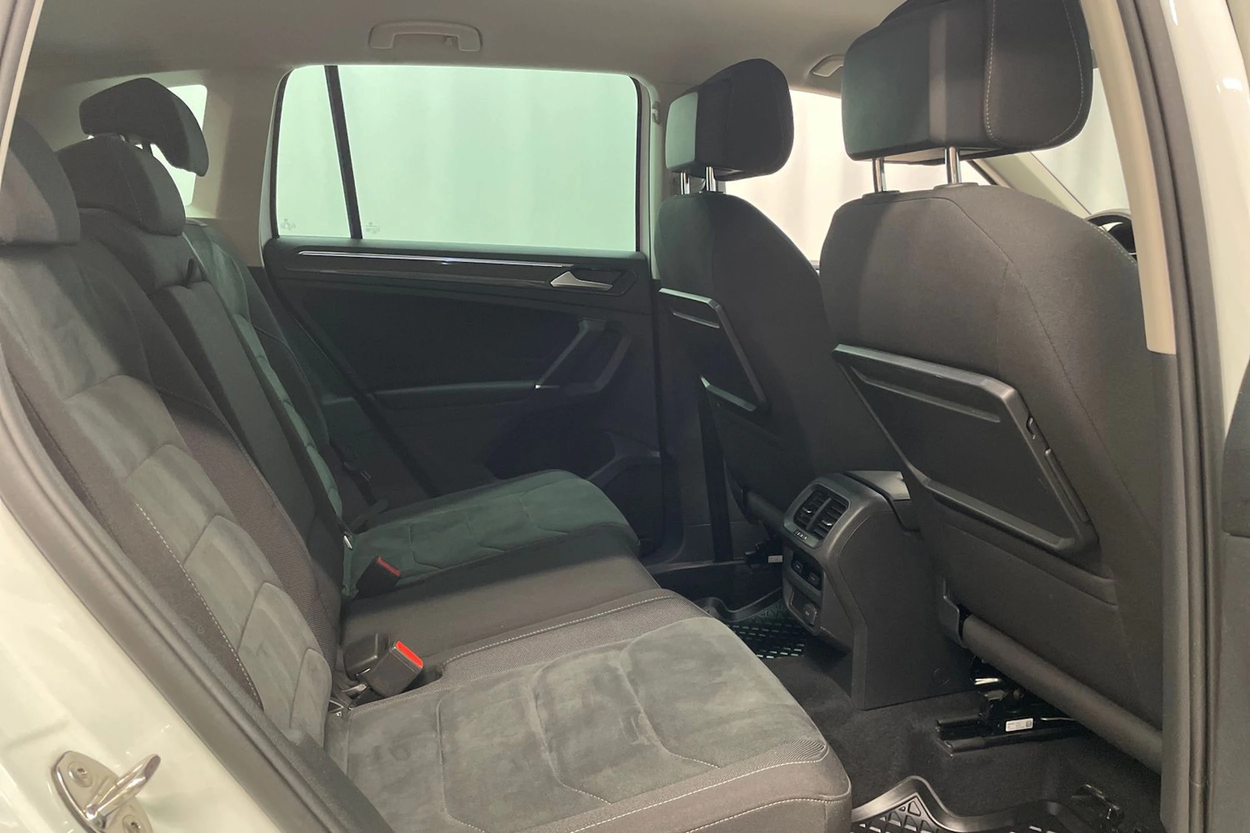 Valkoinen Volkswagen Tiguan 2018 kuva 30.