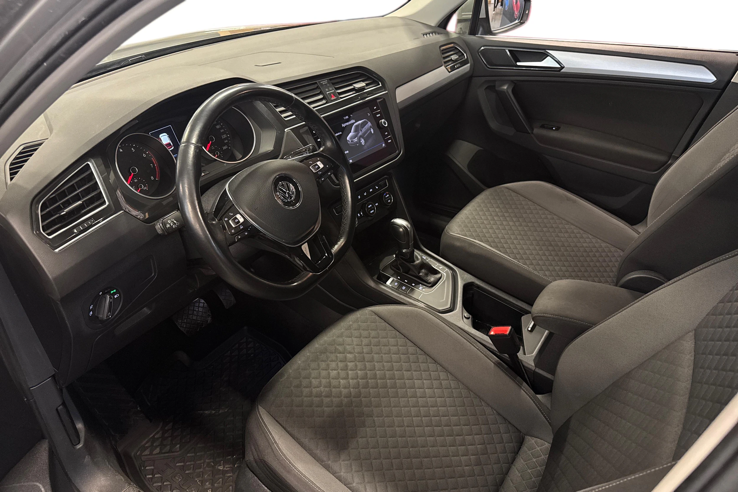 harmaa Volkswagen Tiguan 2018 kuva 3.