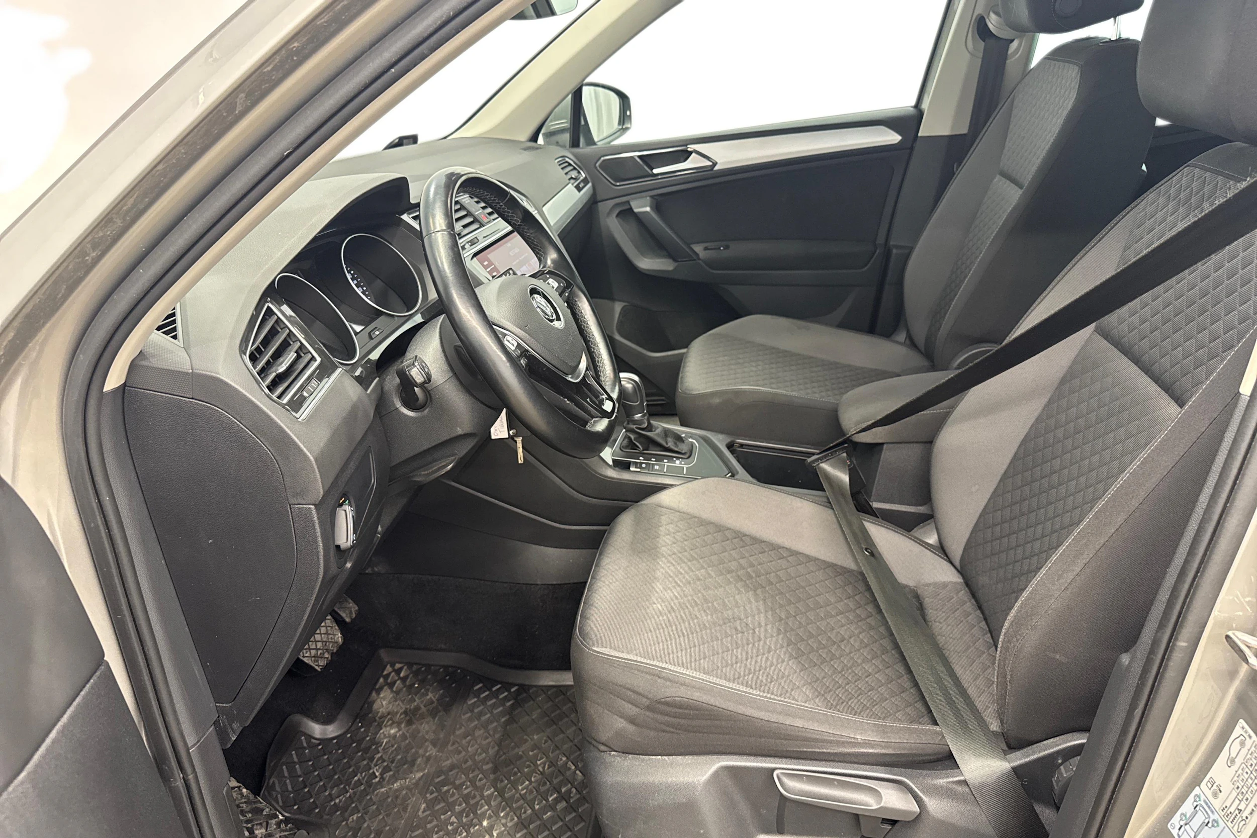 harmaa Volkswagen Tiguan 2018 kuva 8.