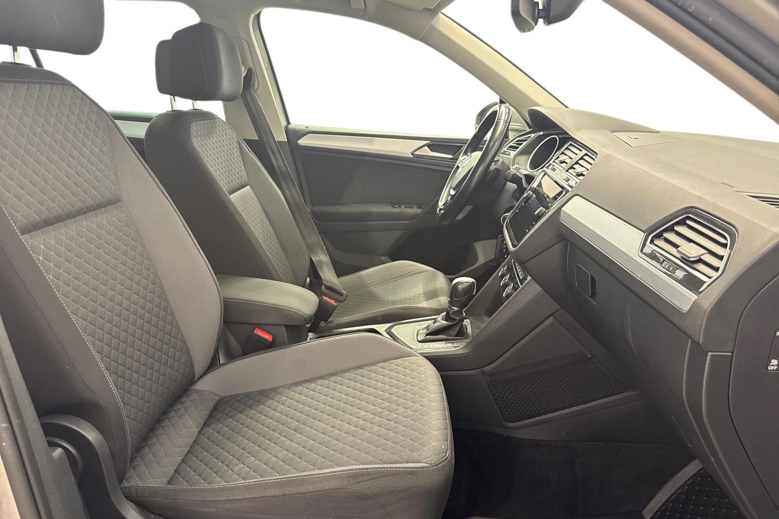 harmaa Volkswagen Tiguan 2018 kuva 9.