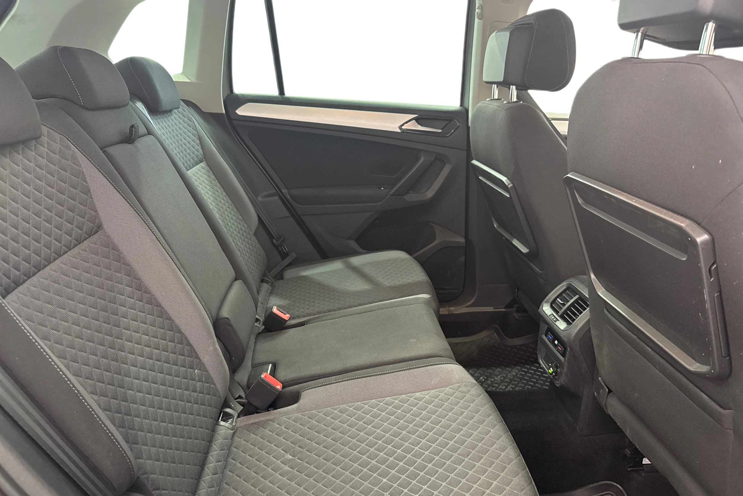 harmaa Volkswagen Tiguan 2018 kuva 12.