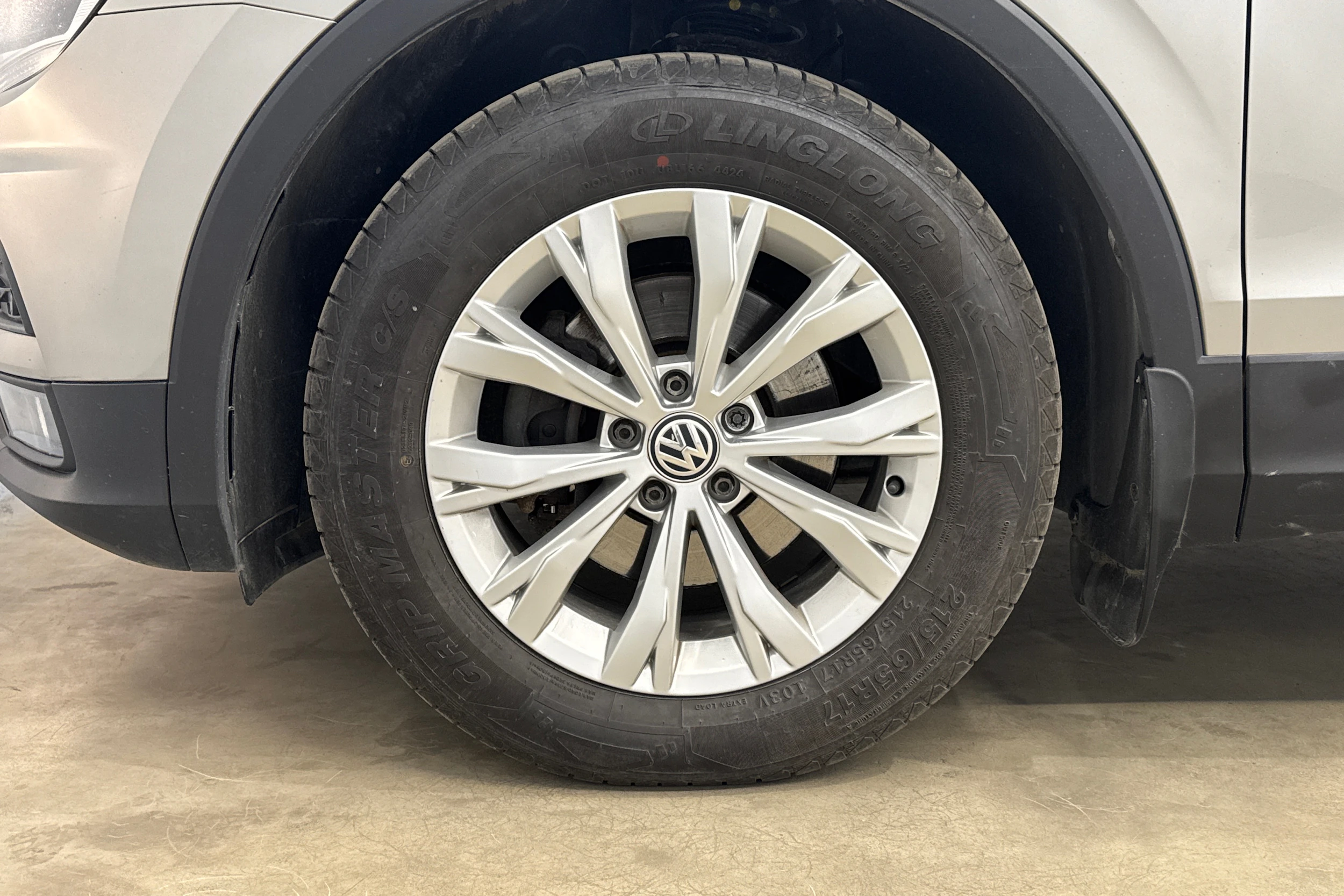 harmaa Volkswagen Tiguan 2018 kuva 24.