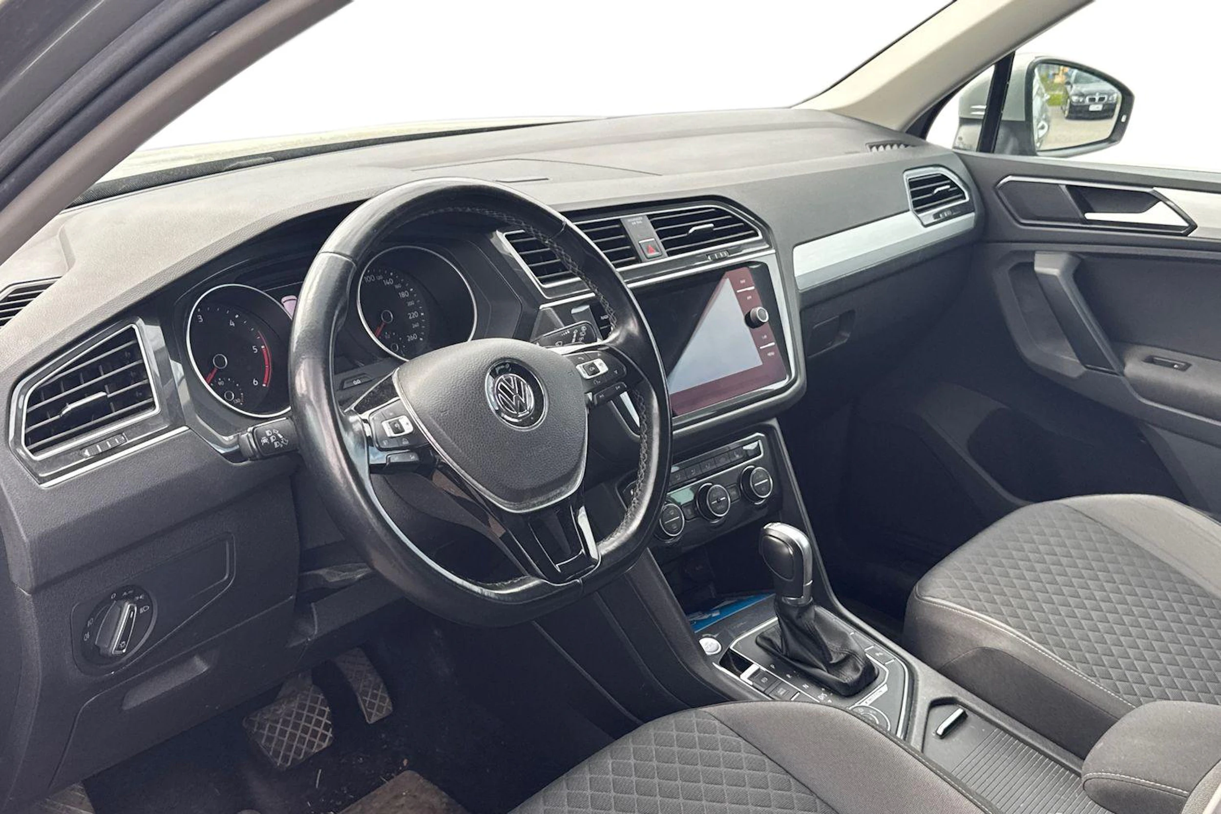 Harmaa Volkswagen Tiguan 2018 kuva 3.