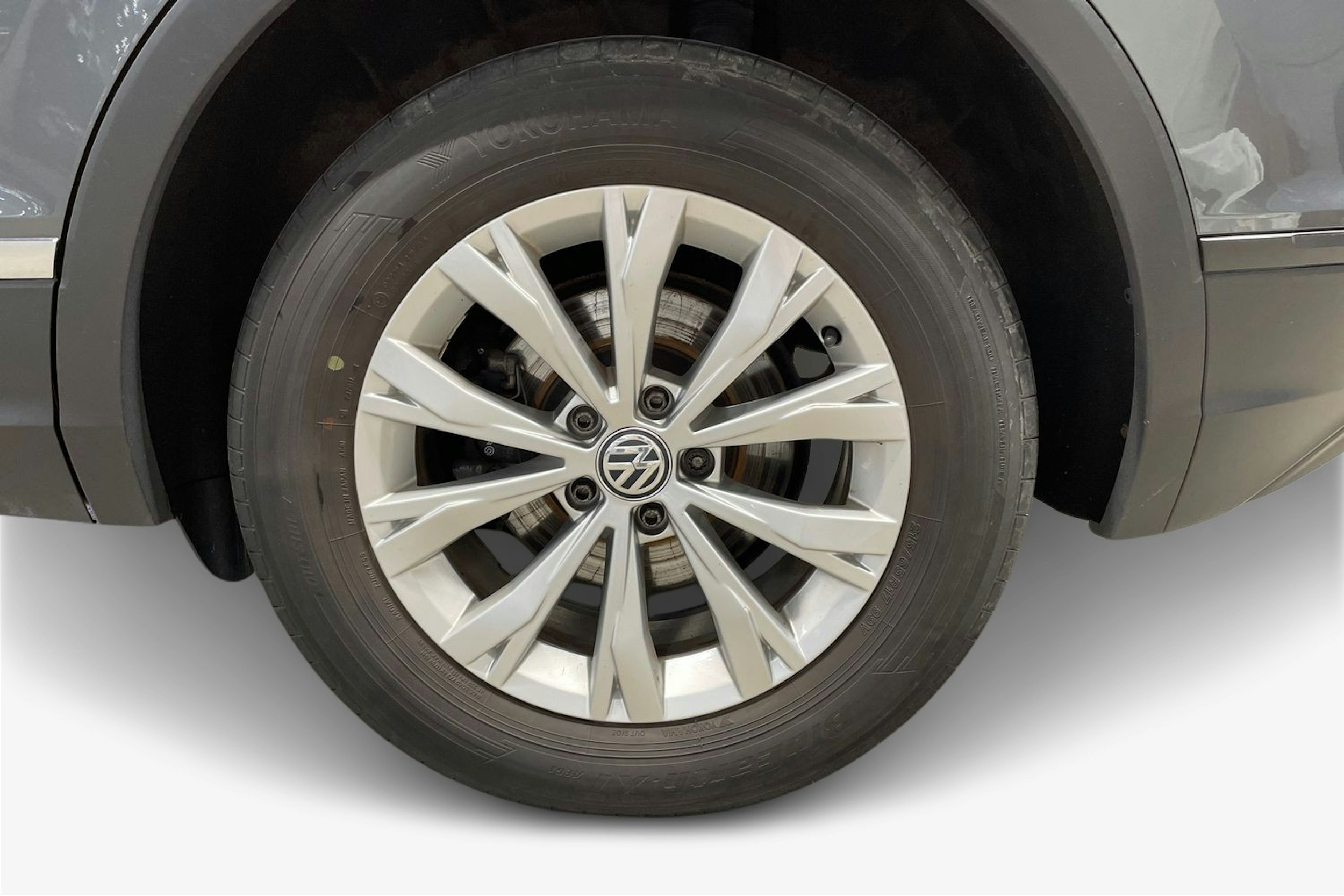 harmaa Volkswagen Tiguan 2018 kuva 11.