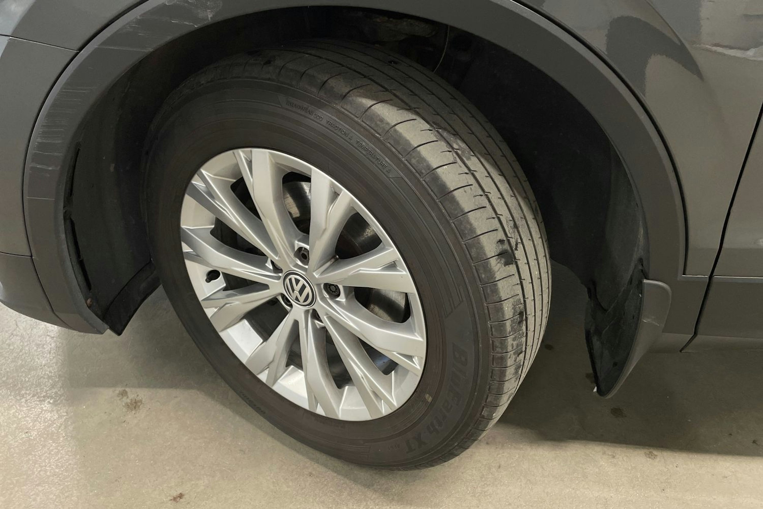 harmaa Volkswagen Tiguan 2018 kuva 13.