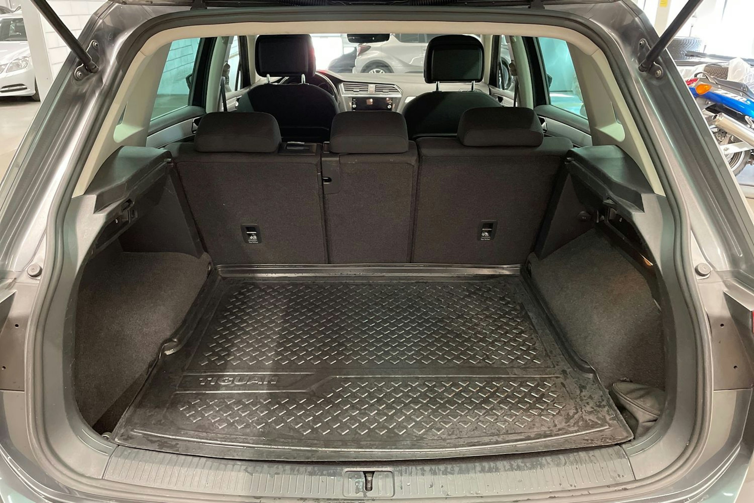 harmaa Volkswagen Tiguan 2018 kuva 15.