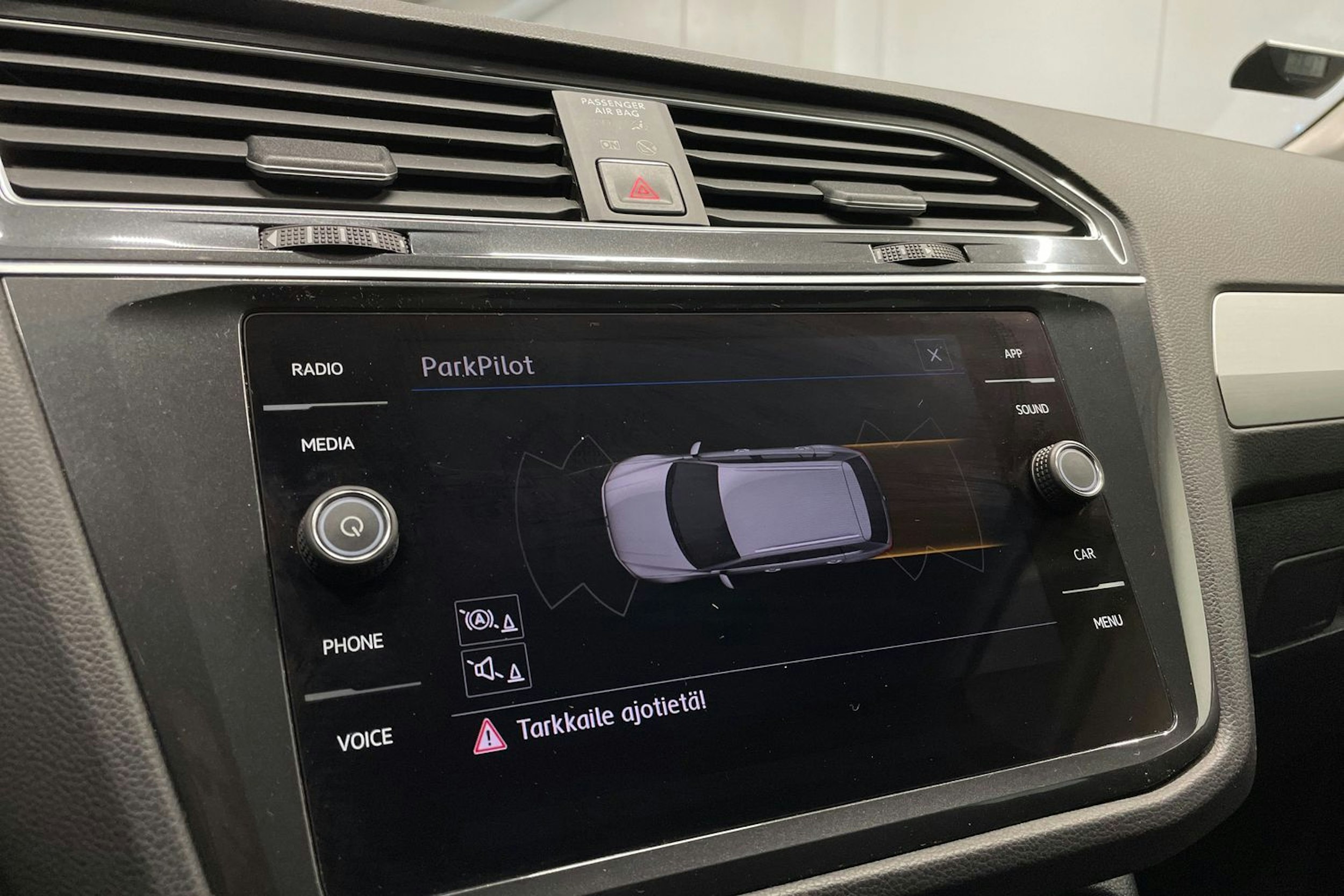 harmaa Volkswagen Tiguan 2018 kuva 20.