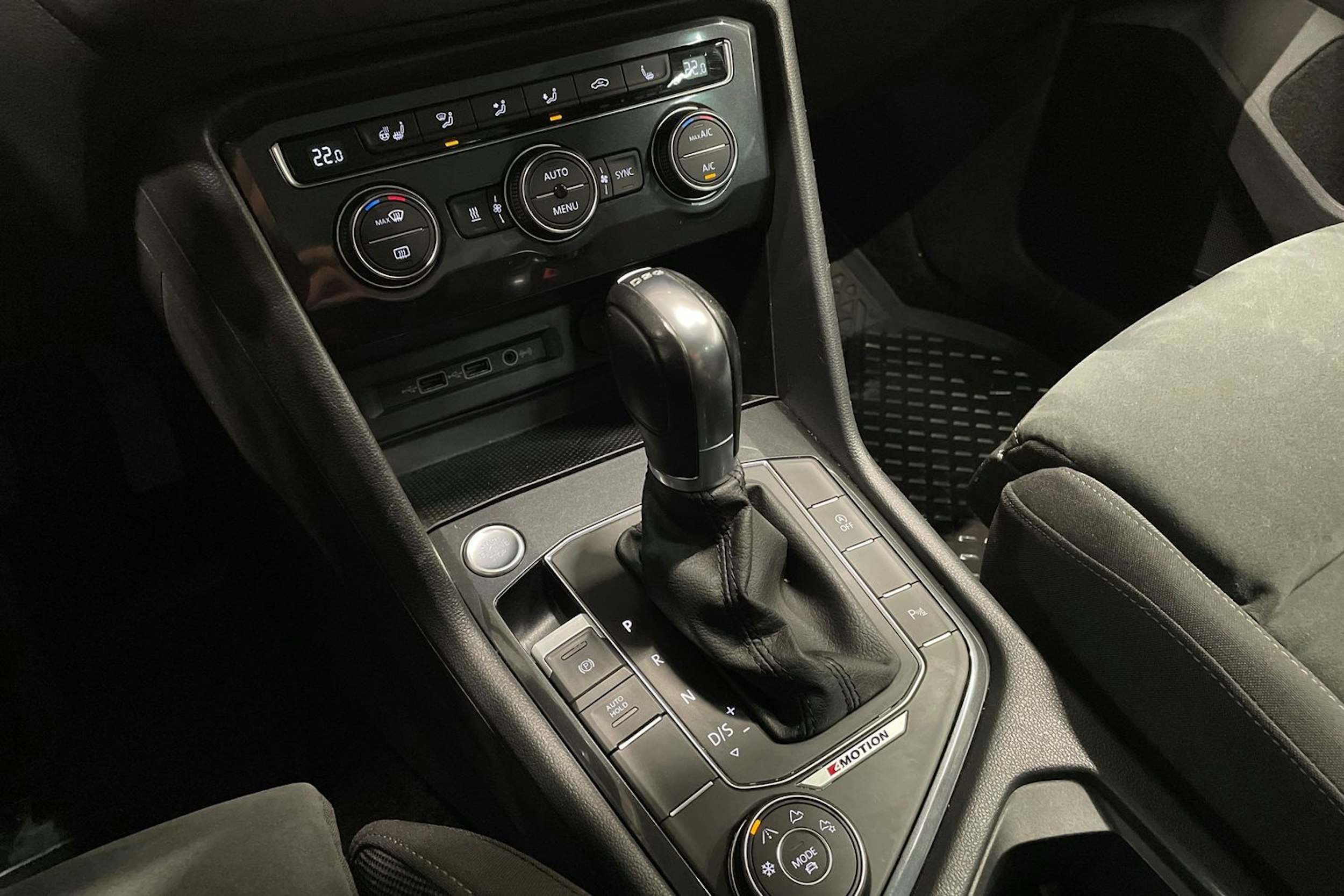 harmaa Volkswagen Tiguan 2018 kuva 21.