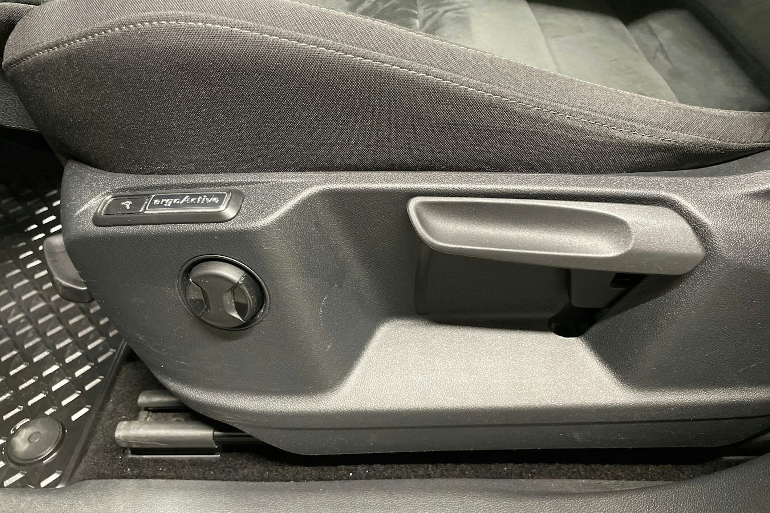 harmaa Volkswagen Tiguan 2018 kuva 26.