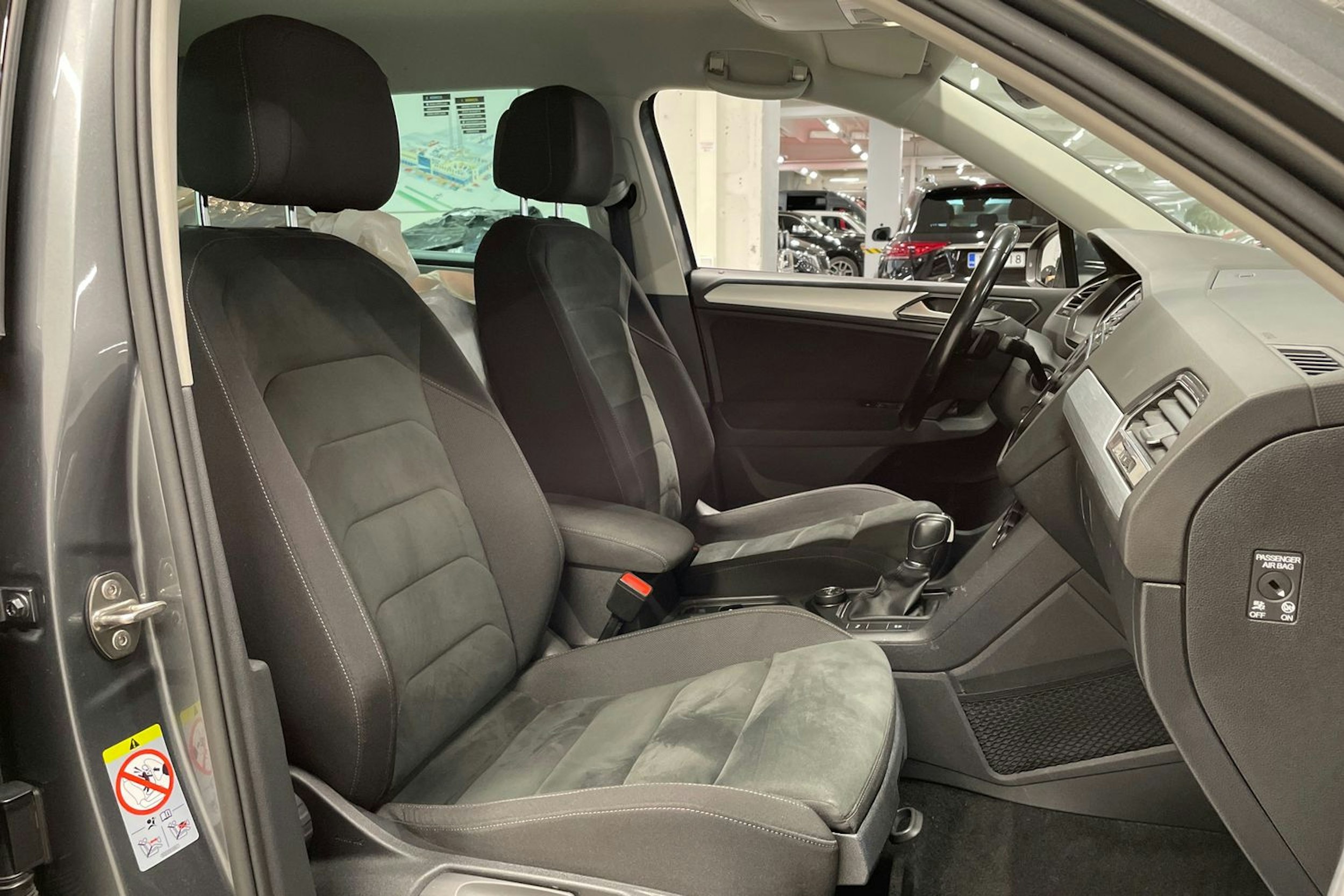 harmaa Volkswagen Tiguan 2018 kuva 28.