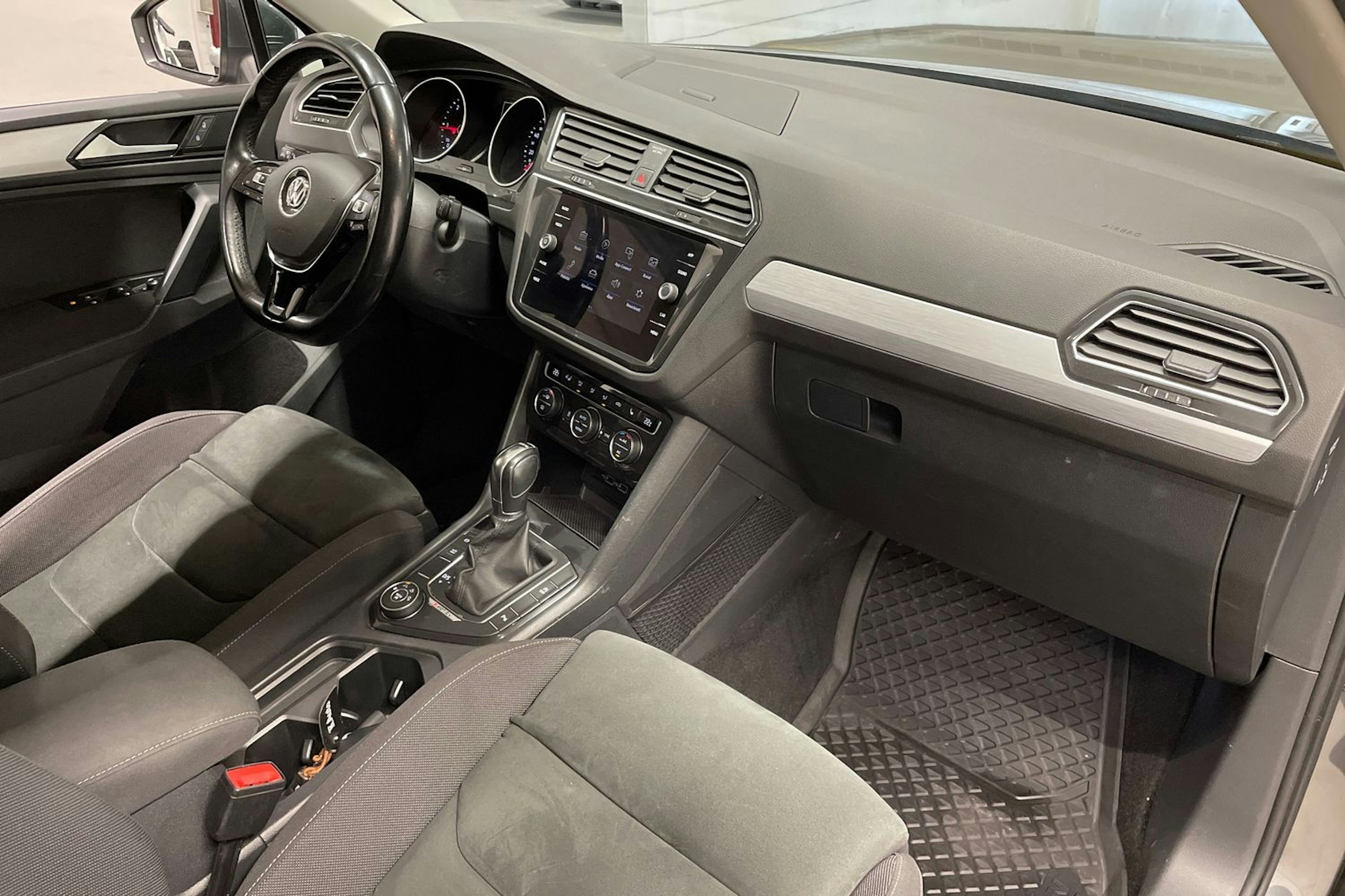 harmaa Volkswagen Tiguan 2018 kuva 29.