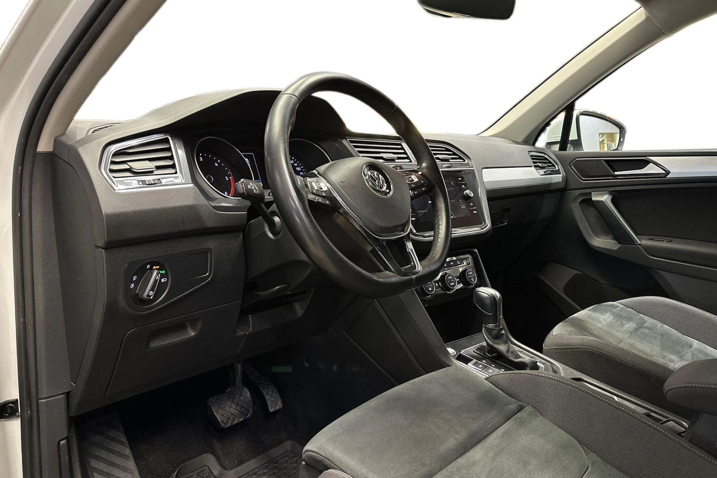 valkoinen Volkswagen Tiguan 2018 kuva 6.