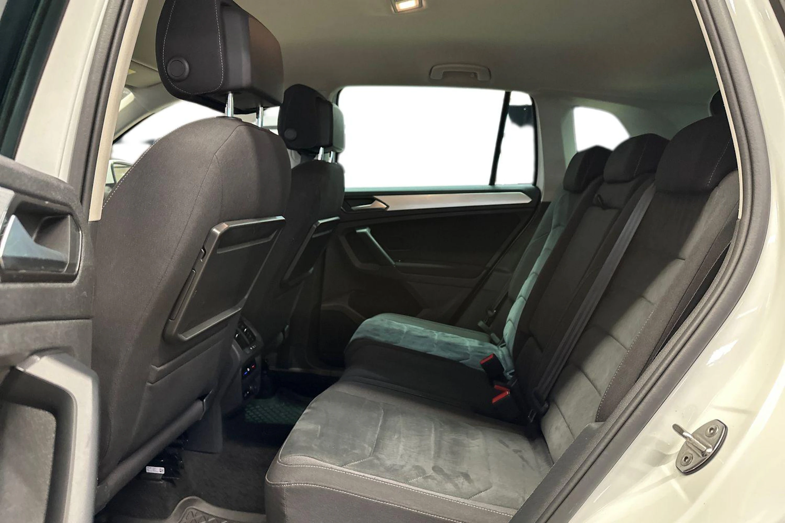 valkoinen Volkswagen Tiguan 2018 kuva 8.