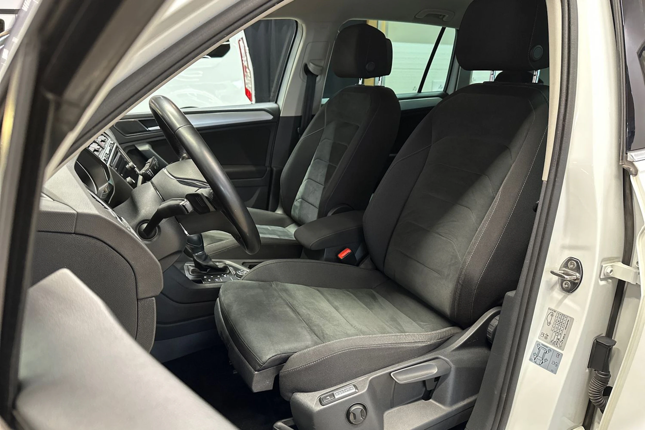 valkoinen Volkswagen Tiguan 2018 kuva 14.