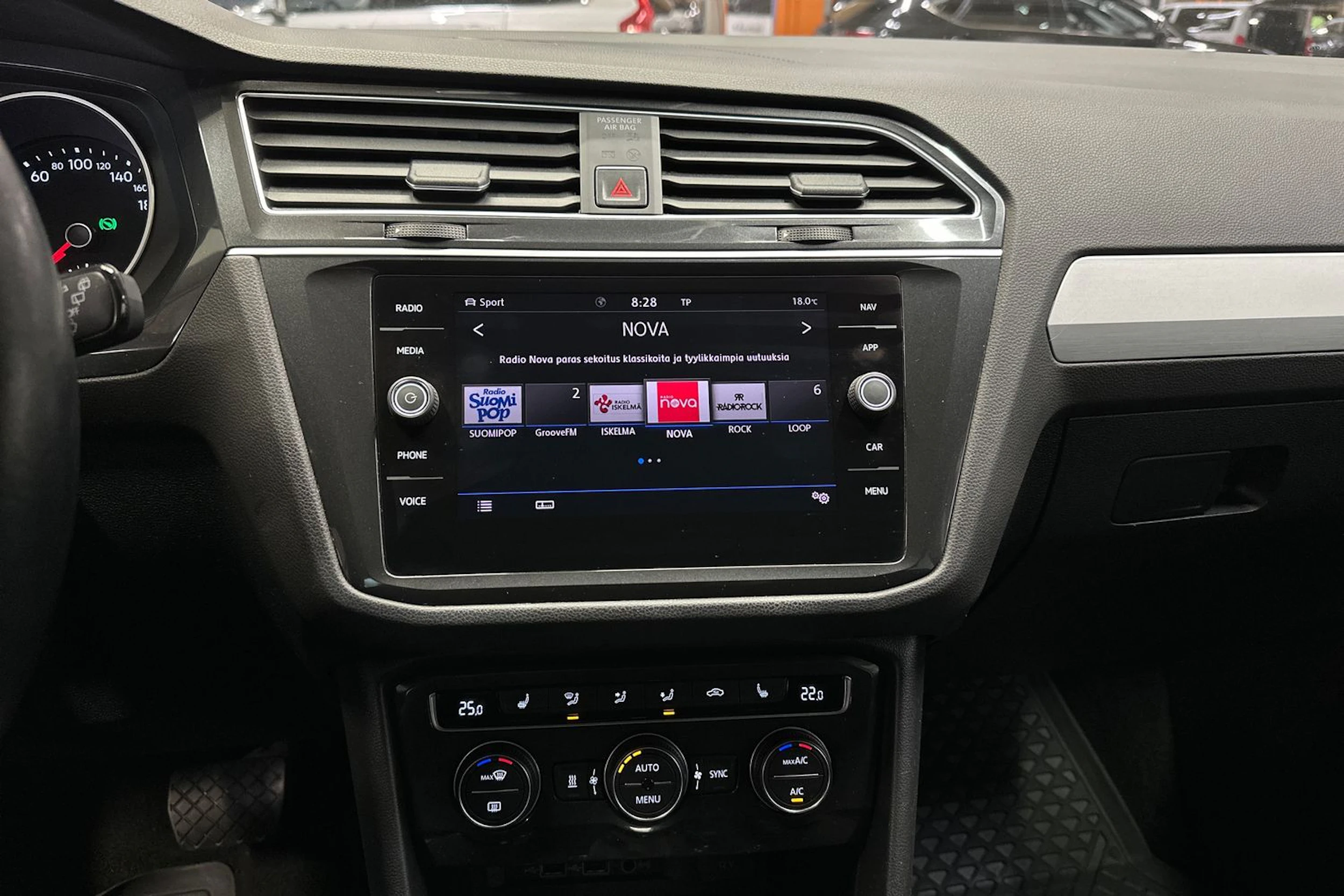valkoinen Volkswagen Tiguan 2018 kuva 20.