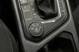 valkoinen Volkswagen Tiguan 2018 kuva 22.