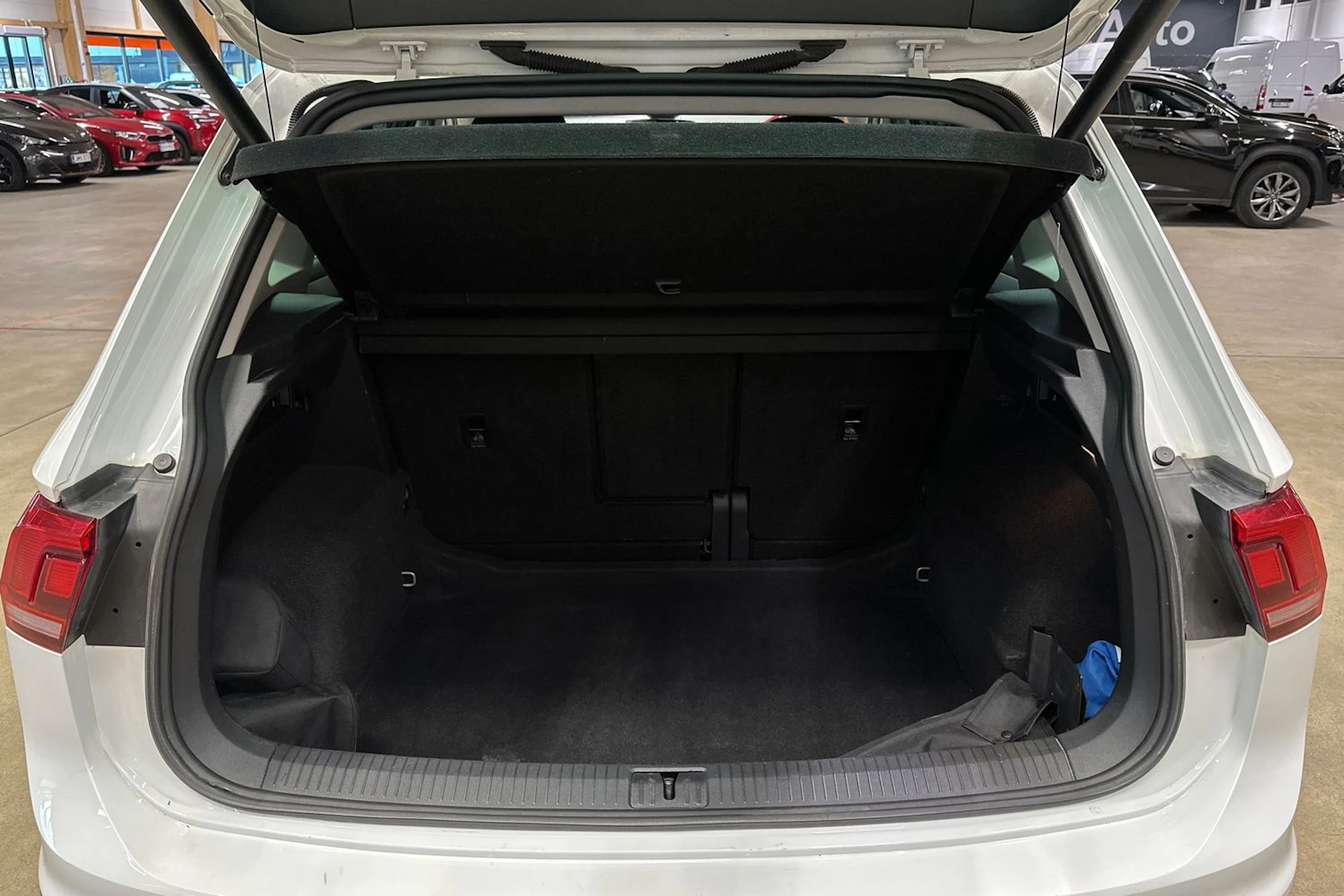 valkoinen Volkswagen Tiguan 2018 kuva 29.