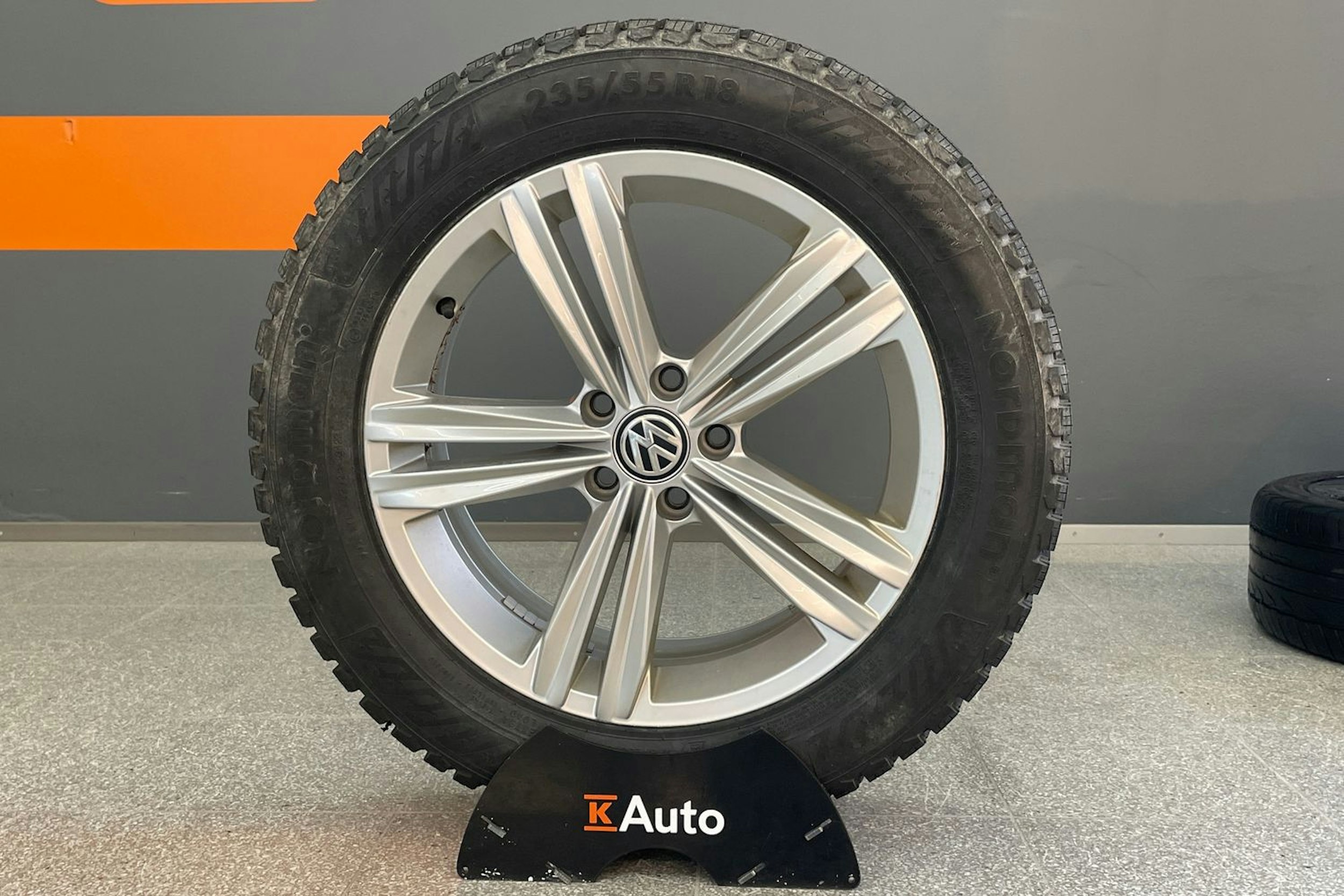 sininen Volkswagen Tiguan 2018 kuva 13.