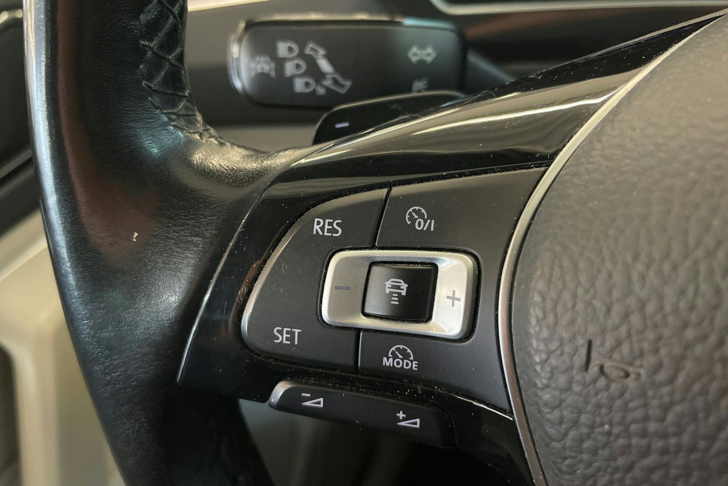sininen Volkswagen Tiguan 2018 kuva 17.
