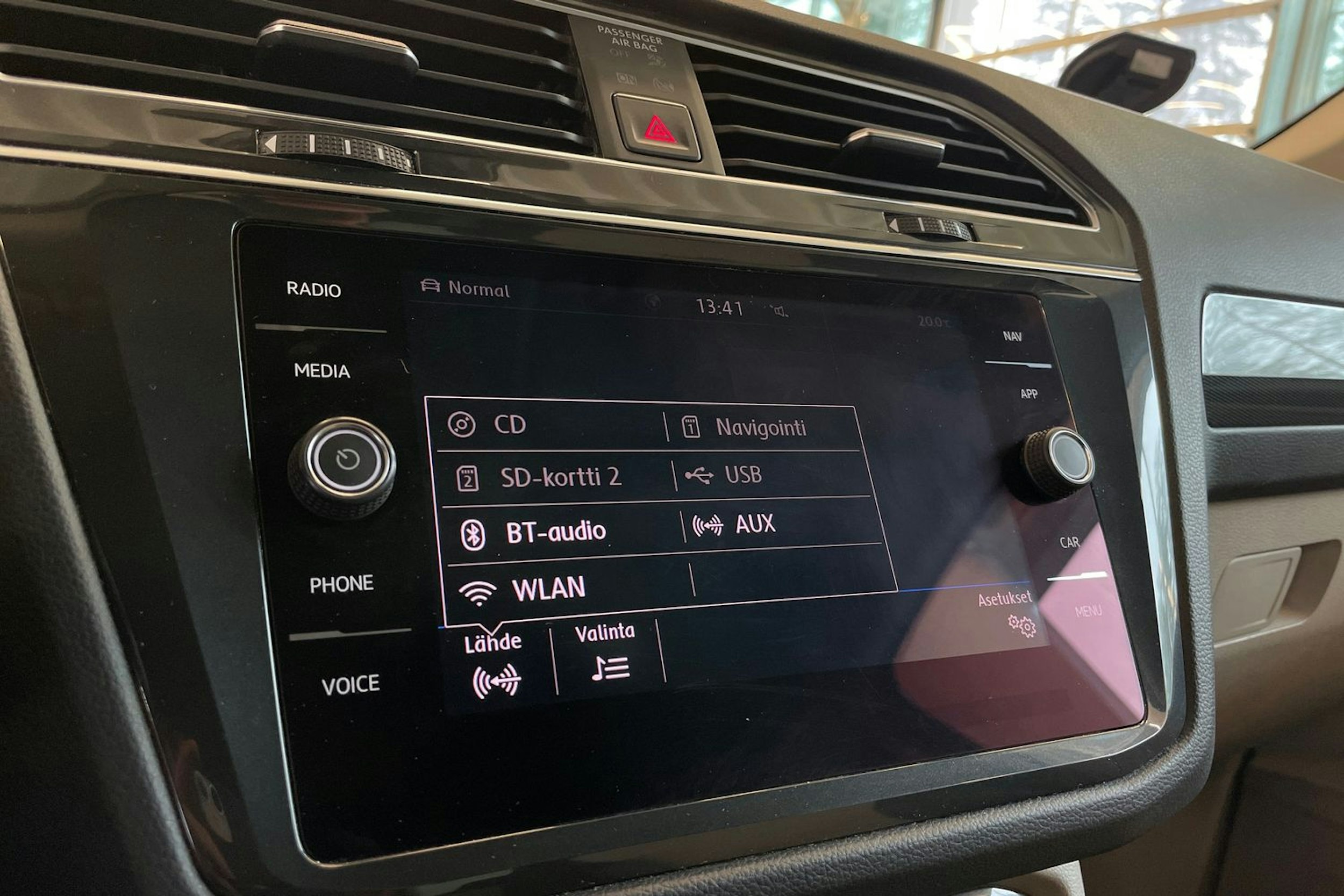 sininen Volkswagen Tiguan 2018 kuva 22.