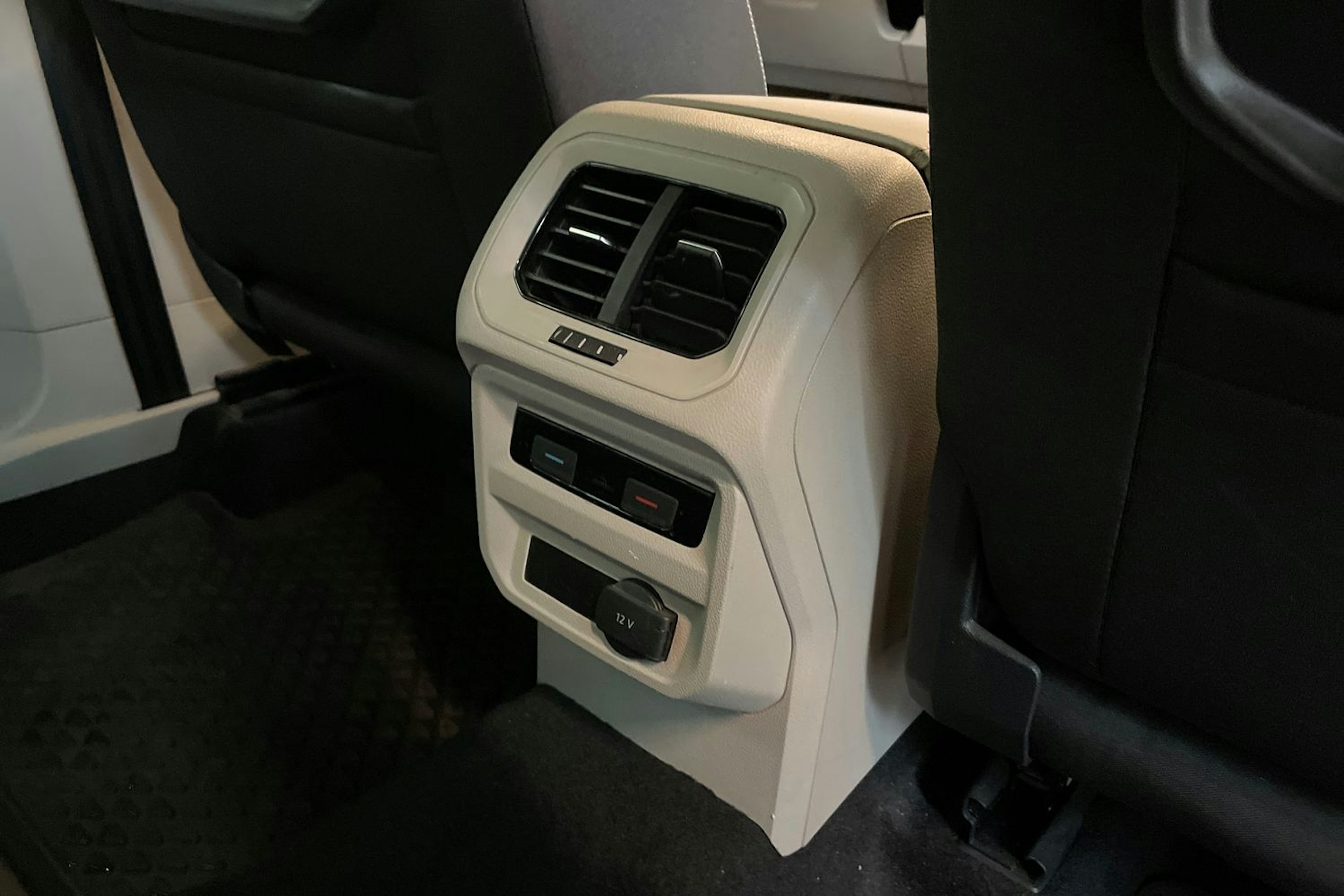 sininen Volkswagen Tiguan 2018 kuva 26.