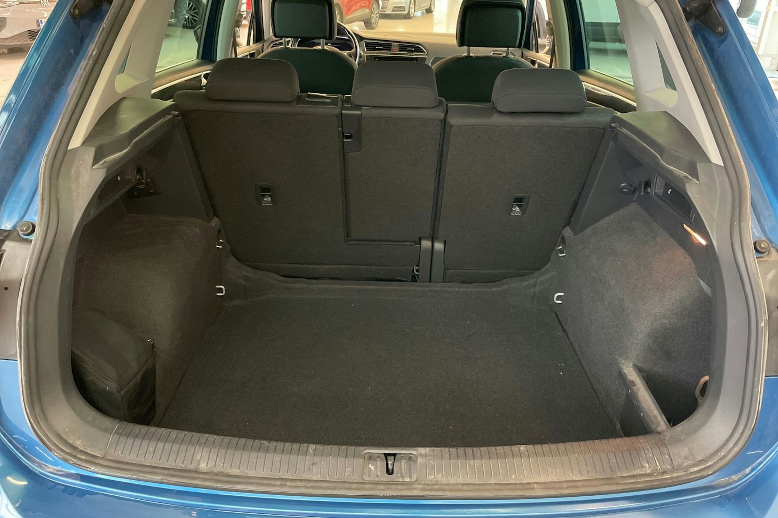 sininen Volkswagen Tiguan 2018 kuva 27.