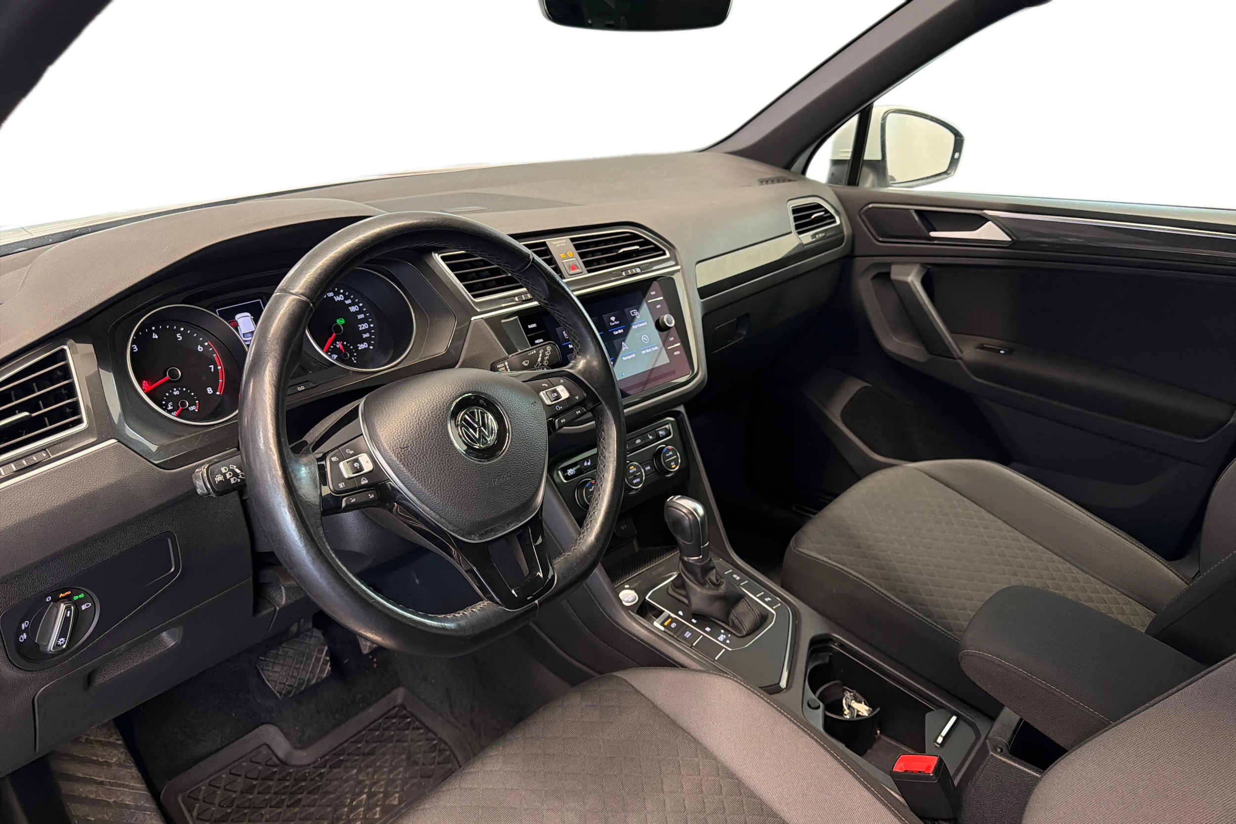 Valkoinen Volkswagen Tiguan 2018 kuva 8.